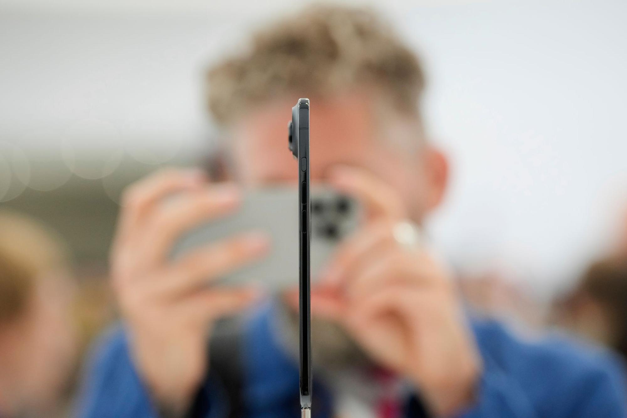 Praktisch die gesamte Elektronik wurde beim iPhone Air in die Kamera-Wölbung gequetscht. Den restlichen Platz hinter dem Display füllt die Batterie aus.