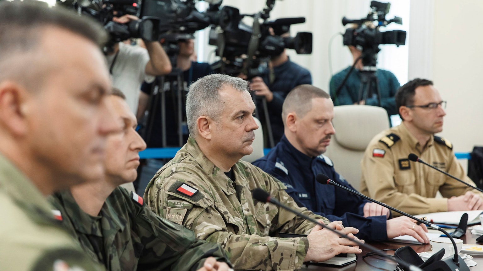 General Wieslaw Kukula, Mitte, Chef des Generalstabs der polnischen Streitkräfte, während einer außerordentlichen Regierungssitzung in der Kanzlei des Ministerpräsidenten nach der Verletzung des polnischen Luftraums während eines russischen Angriffs.