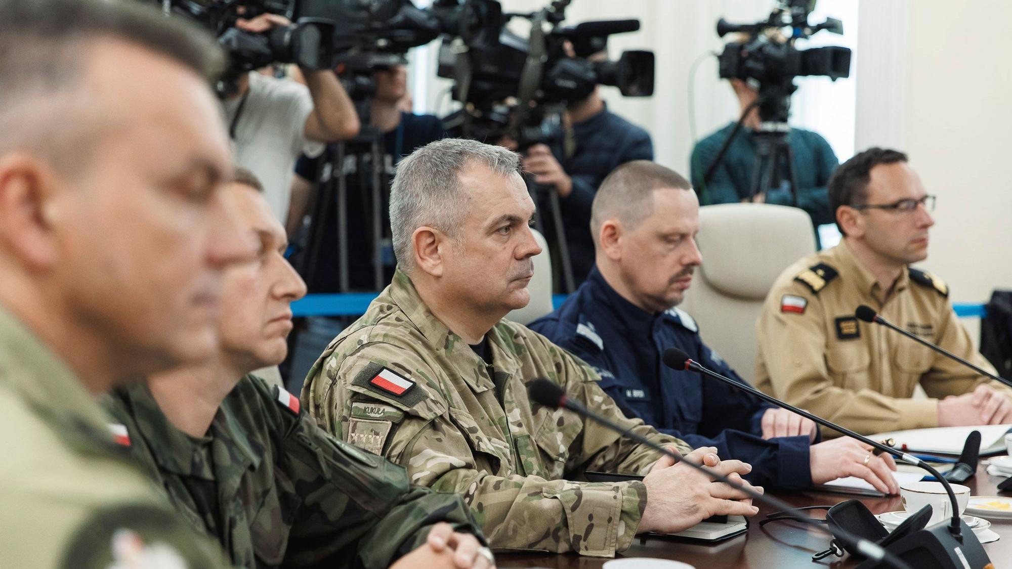 General Wieslaw Kukula, Mitte, Chef des Generalstabs der polnischen Streitkräfte, während einer außerordentlichen Regierungssitzung in der Kanzlei des Ministerpräsidenten nach der Verletzung des polnischen Luftraums während eines russischen Angriffs.