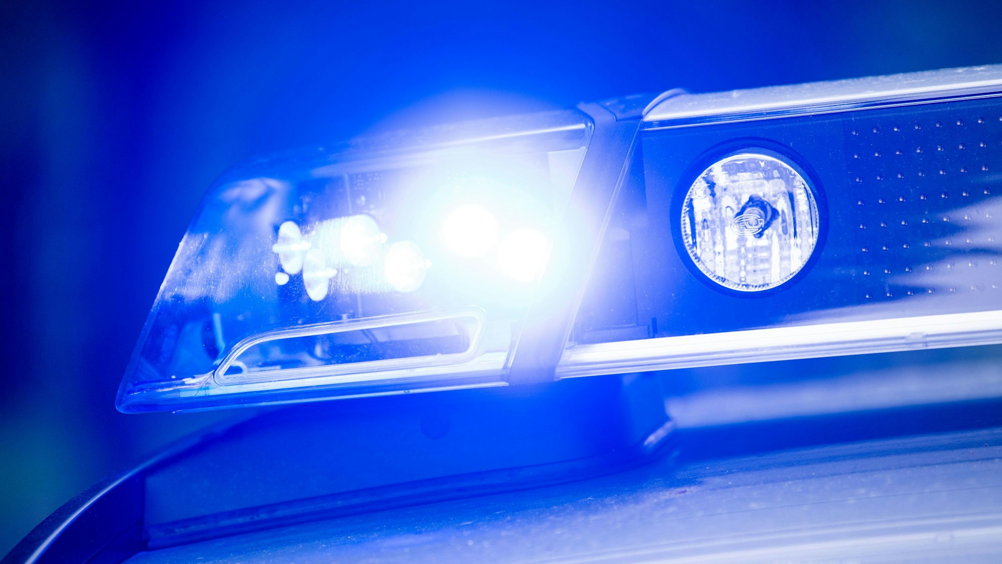 Ein Blaulicht leuchtet an einer Polizeistreife.