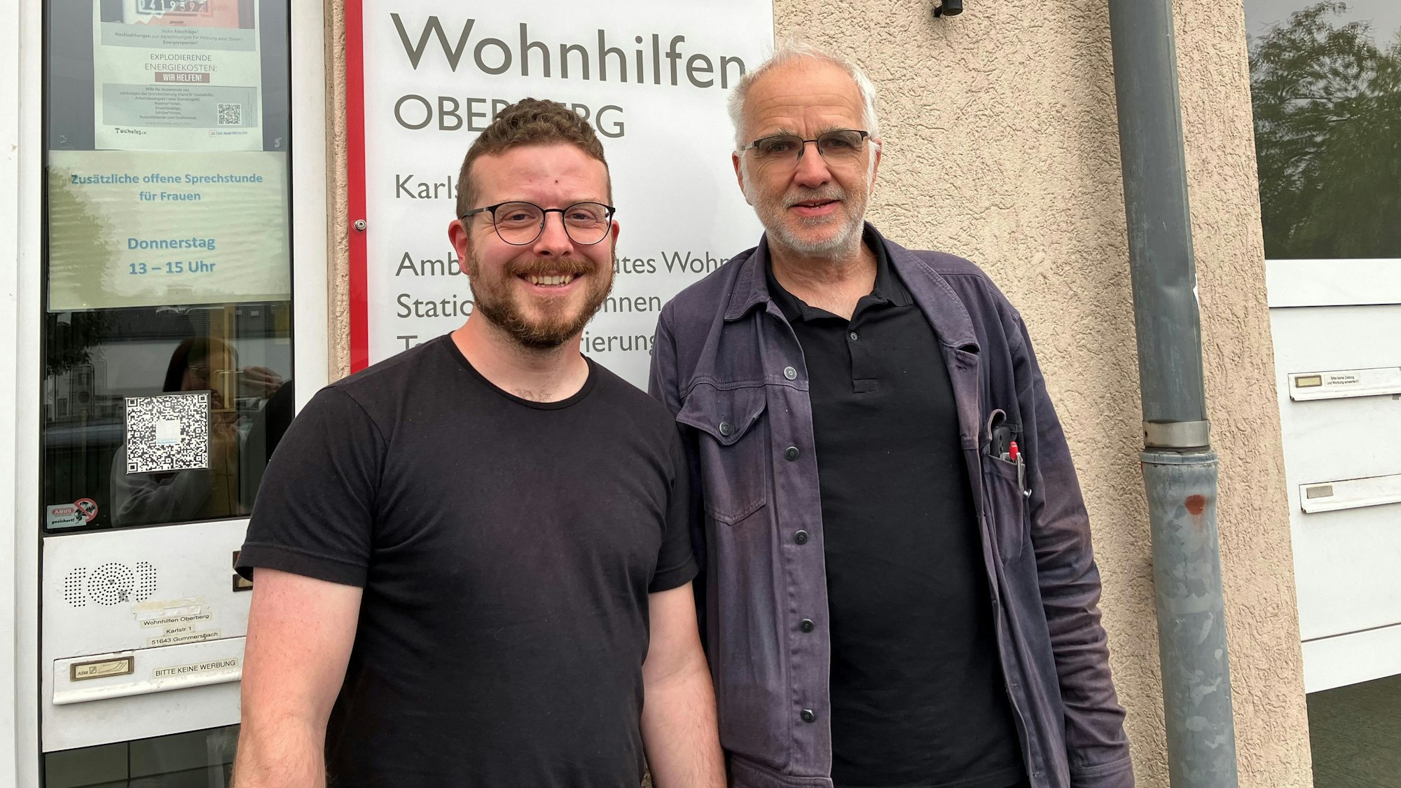 Morten Kochhäuser und Wilfried Fenner stehen gemeinsam vor dem Gebäude in Gummersbach, in dem Büros der Wohnhilfen Oberberg Mitte untergebracht sind.