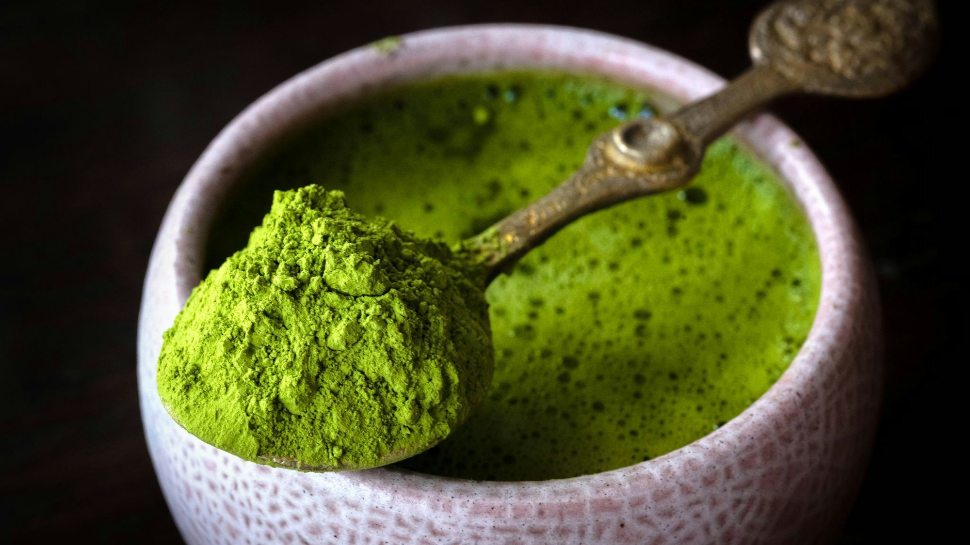 Grüne Vielfalt im Trend: Getränke auf Matchabasis erobern die Regale, doch Herkunft und Verarbeitung sind nicht immer klar.