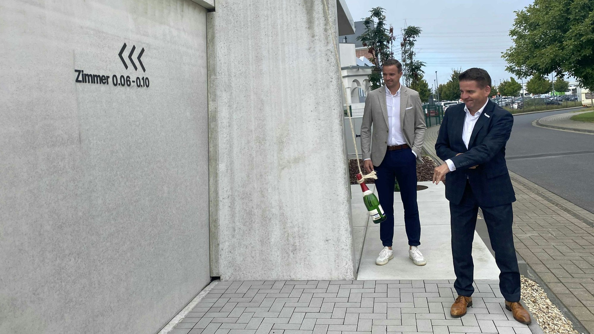 Wie bei einer Schiffstaufe schlug Meckenheims Bürgermeister Holger Jung eine Flasche Schampus gegen die Mauer des Containerhotels.