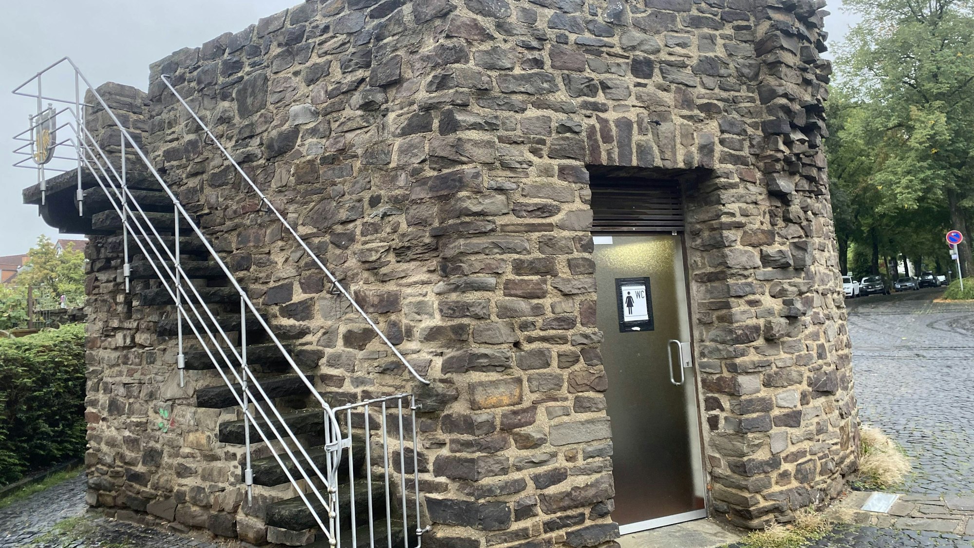 Die öffentlichen Toiletten im Windmühlenturm sind sanierungsbedürftig.