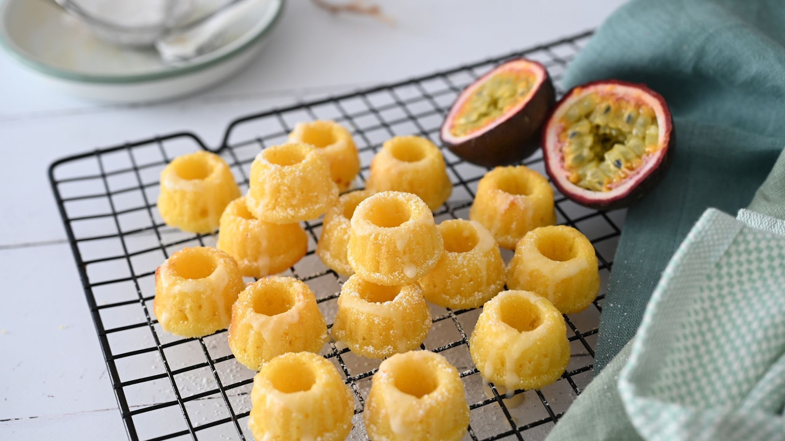 Mini, süß und sonnig: Die Mini-Guglhupf werden nicht mit Milch, sondern mit Buttermilch gebacken. So werden sie schön saftig.