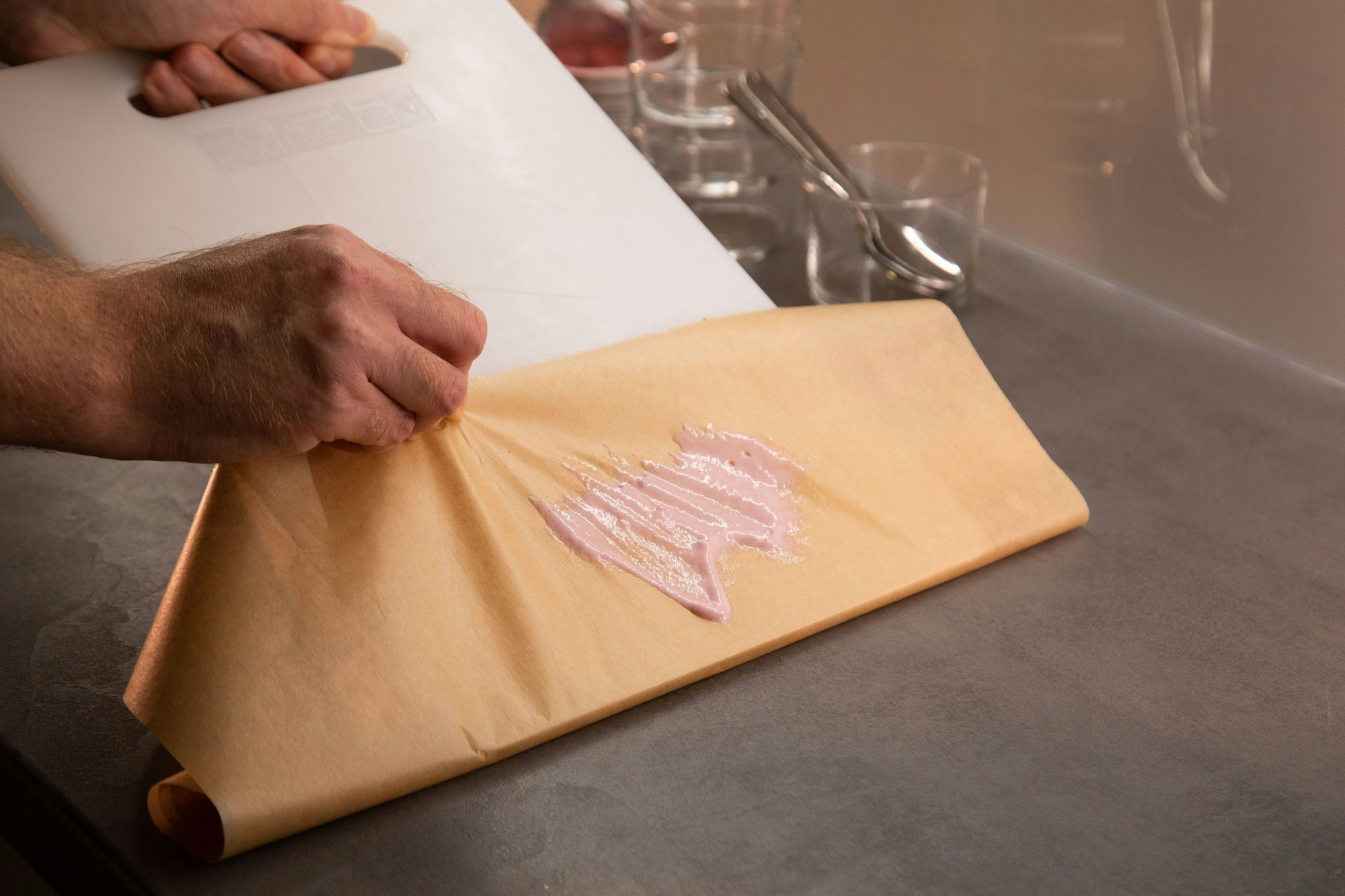 Fazit: Bis zum letzten Tropfen kann mit dem Backpapier alles von der Arbeitsplatte aufgenommen werden.