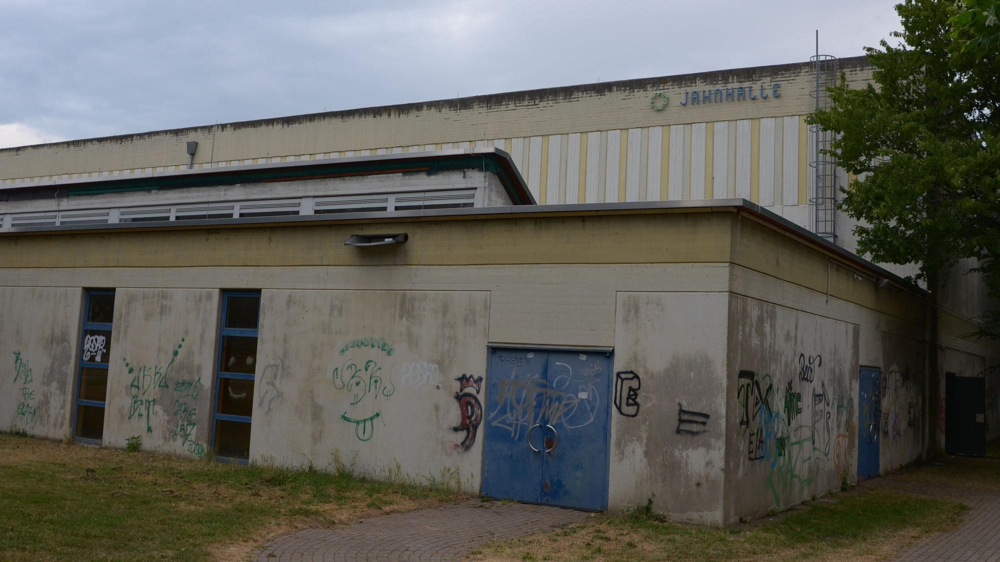 Das Bild zeigt den Zustand vor Beginn der Sanierung. Die Halle ist mit Farbschmierereien verunstaltet.