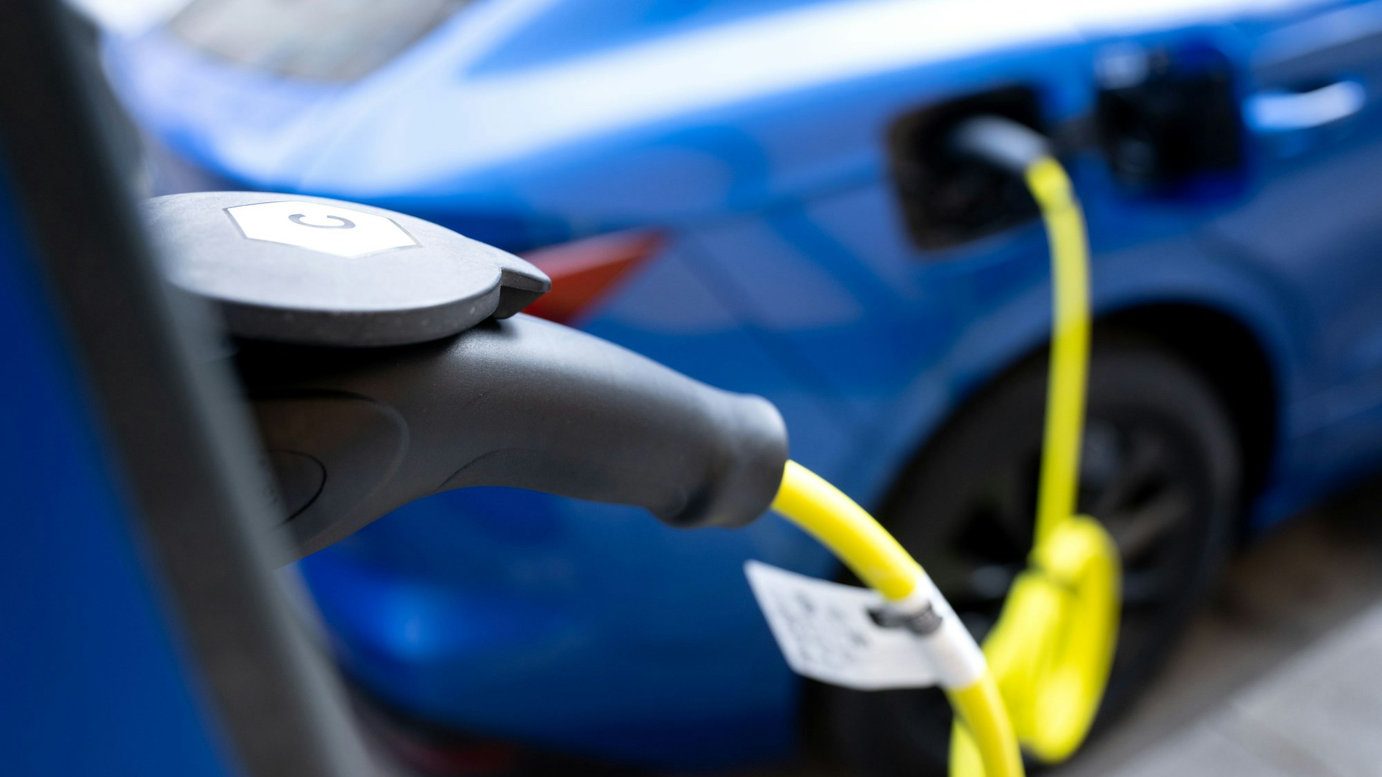 Strom statt Sprit gibt es in der Großstadt an vielen Stellen.