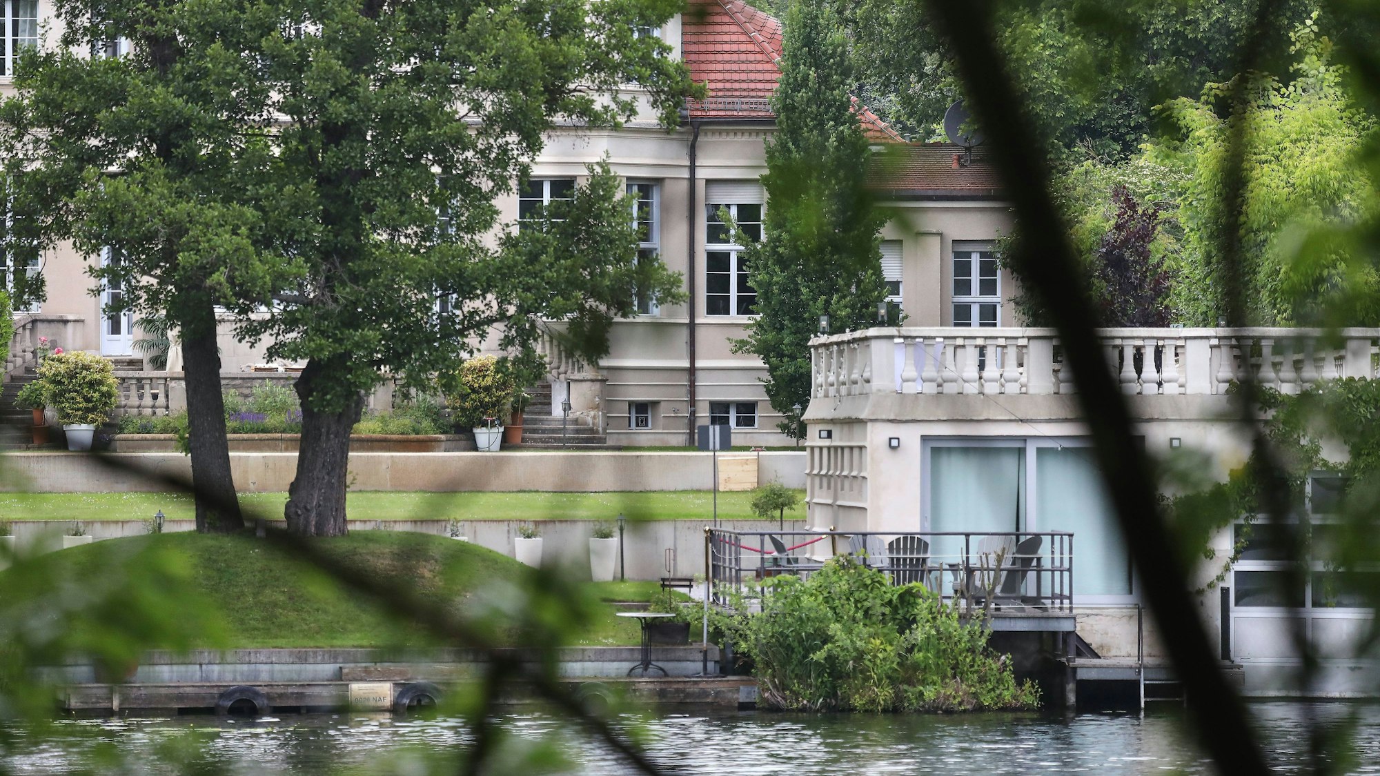 Die Villa Adlon in Potsdam. Laut dem Recherchenetzwerk Correctiv war das Gebäude am 25. November 2023 Tagungsort für ein hochkarätiges Treffen von Rechtsextremen mit AfD- und CDU-Politikern. (Archivbild)