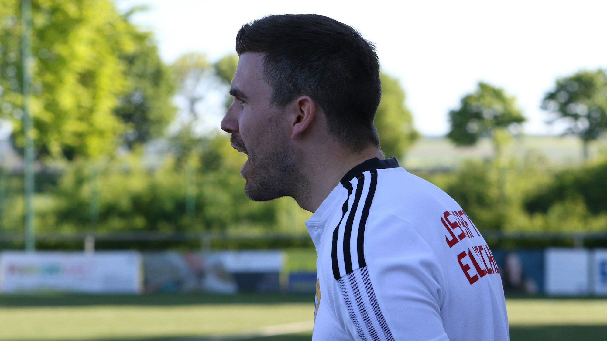 Marcel Schmitz, hier beim Spiel gegen Hürth in der Saison 24/25, ruft etwas aufs Spielfeld.