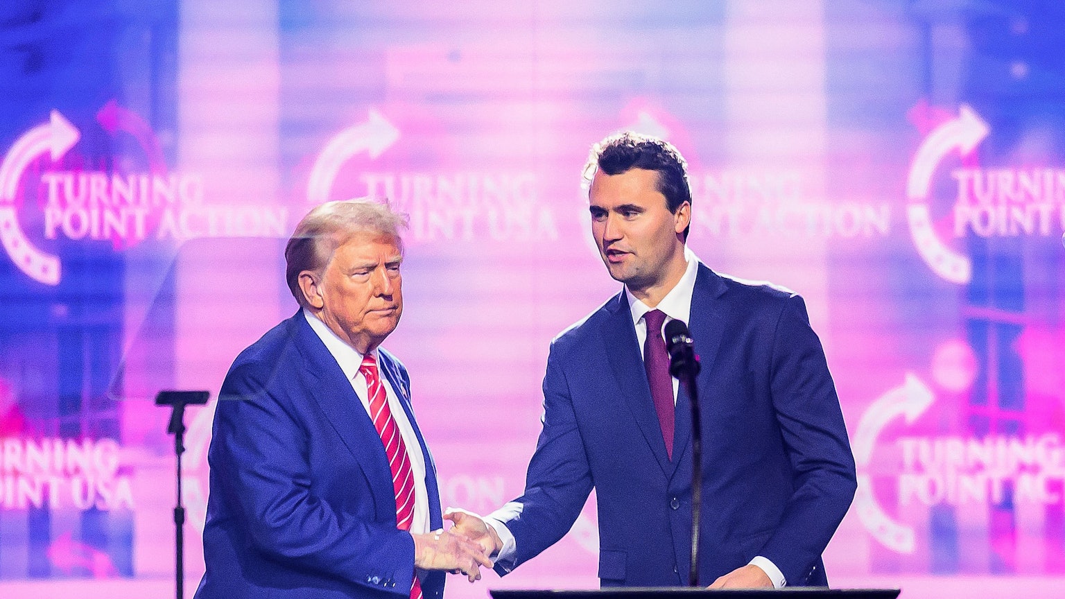 US-Präsident Donald Trump mit dem rechtskonservativen Aktivisten Charlie Kirk. Der Podcaster wurde am Mittwoch in Utah erschossen. (Archivbild)