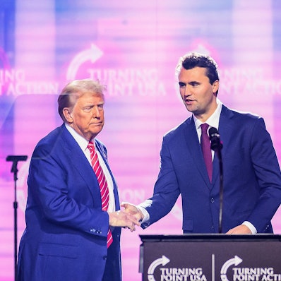 US-Präsident Donald Trump mit dem rechtskonservativen Aktivisten Charlie Kirk. Der Podcaster wurde am Mittwoch in Utah erschossen. (Archivbild)