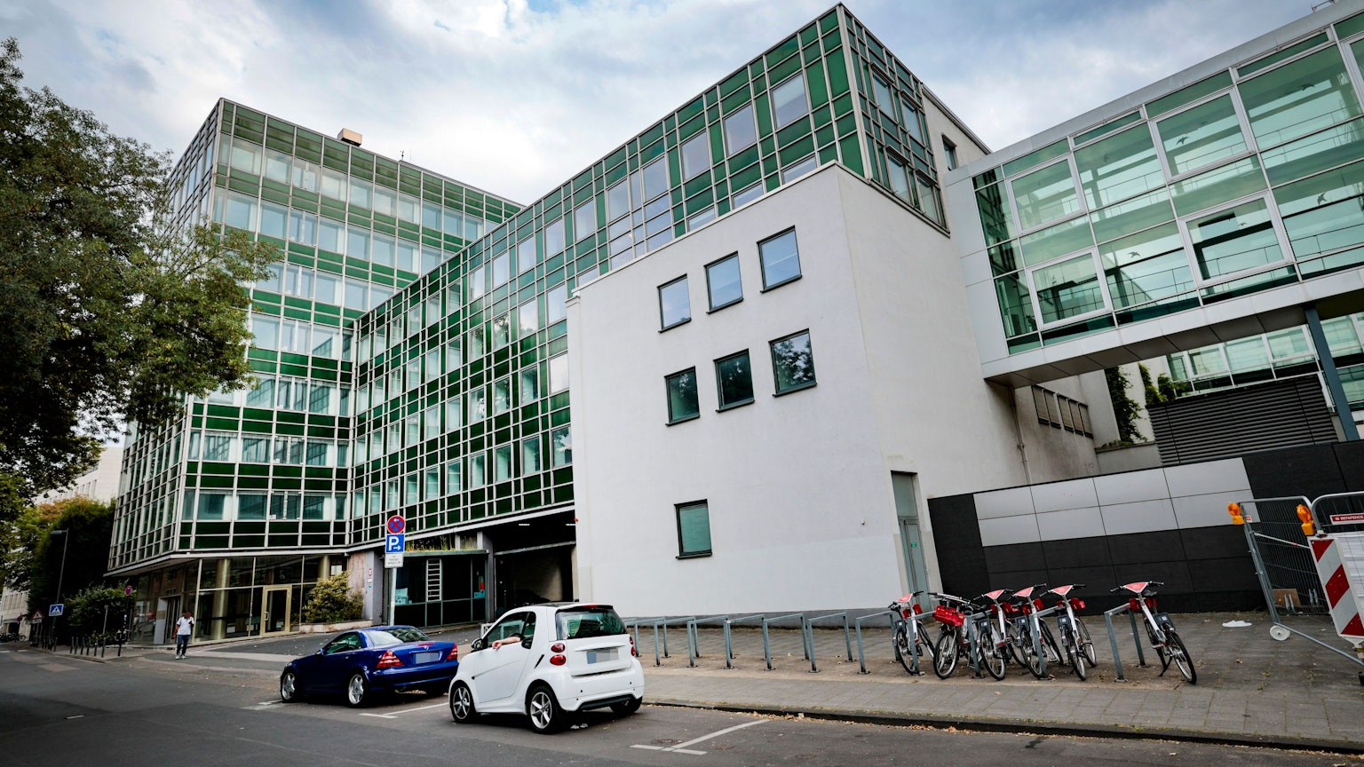 Die ehemalige Kaufhof-Zentrale an der Leonhard-Tietz-Straße.