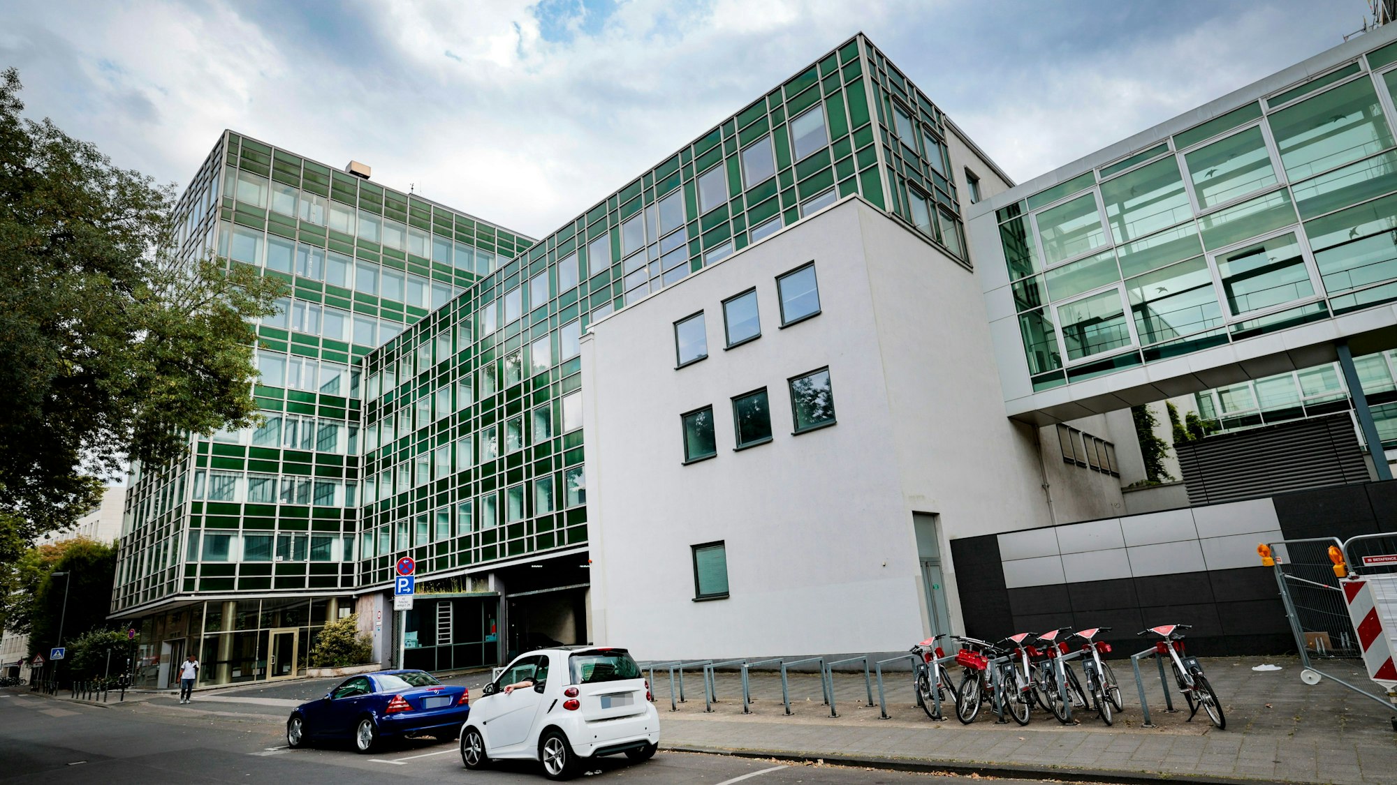 Die ehemalige Kaufhof-Zentrale an der Leonhard-Tietz-Straße.