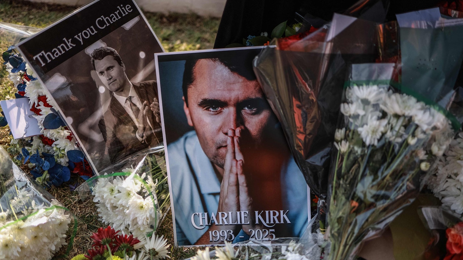 Blumen und Fotos liegen an dem Ort, an dem Charlie Kirk erschossen wurde.