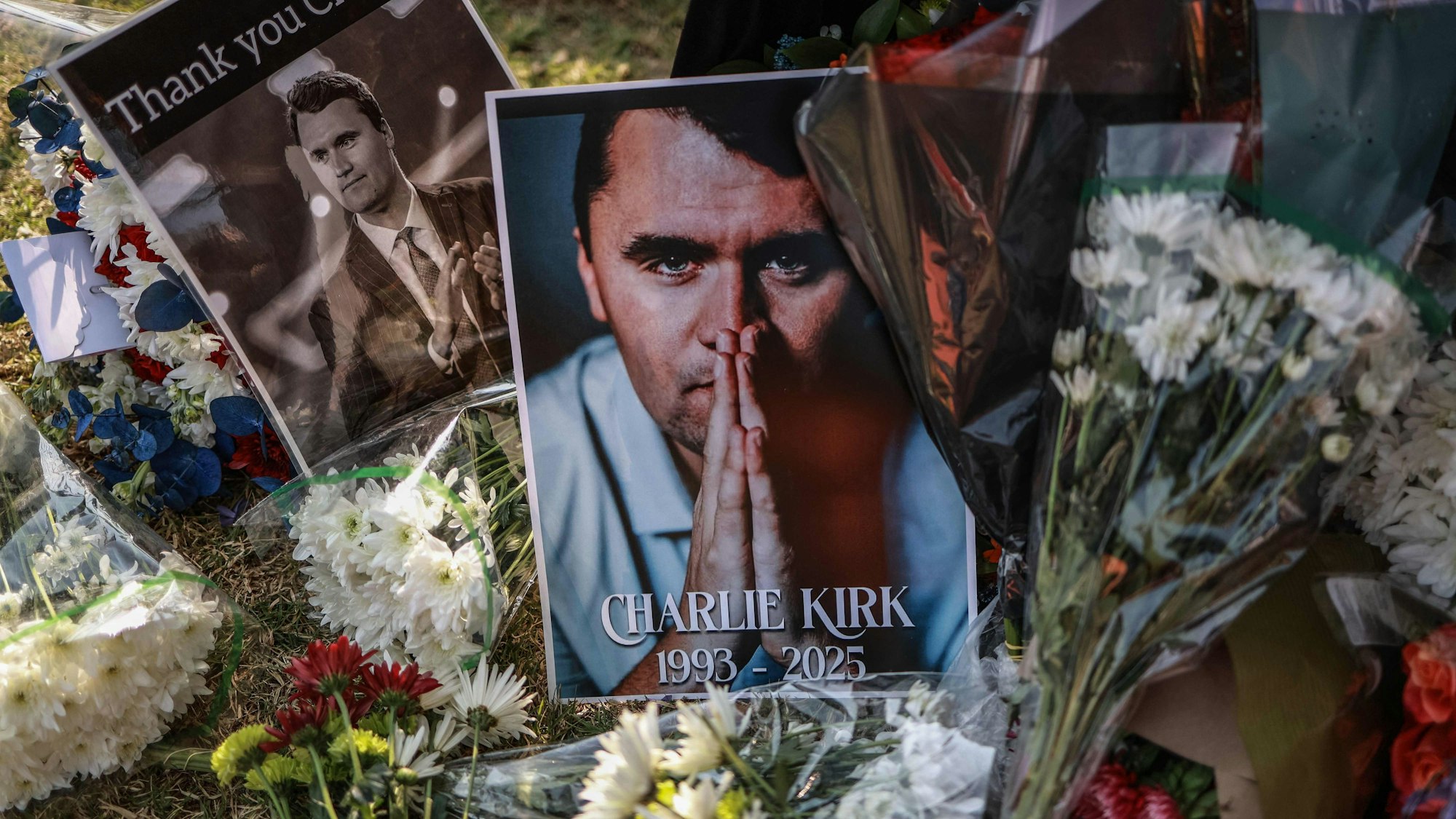 Blumen und Fotos liegen an dem Ort, an dem Charlie Kirk erschossen wurde.