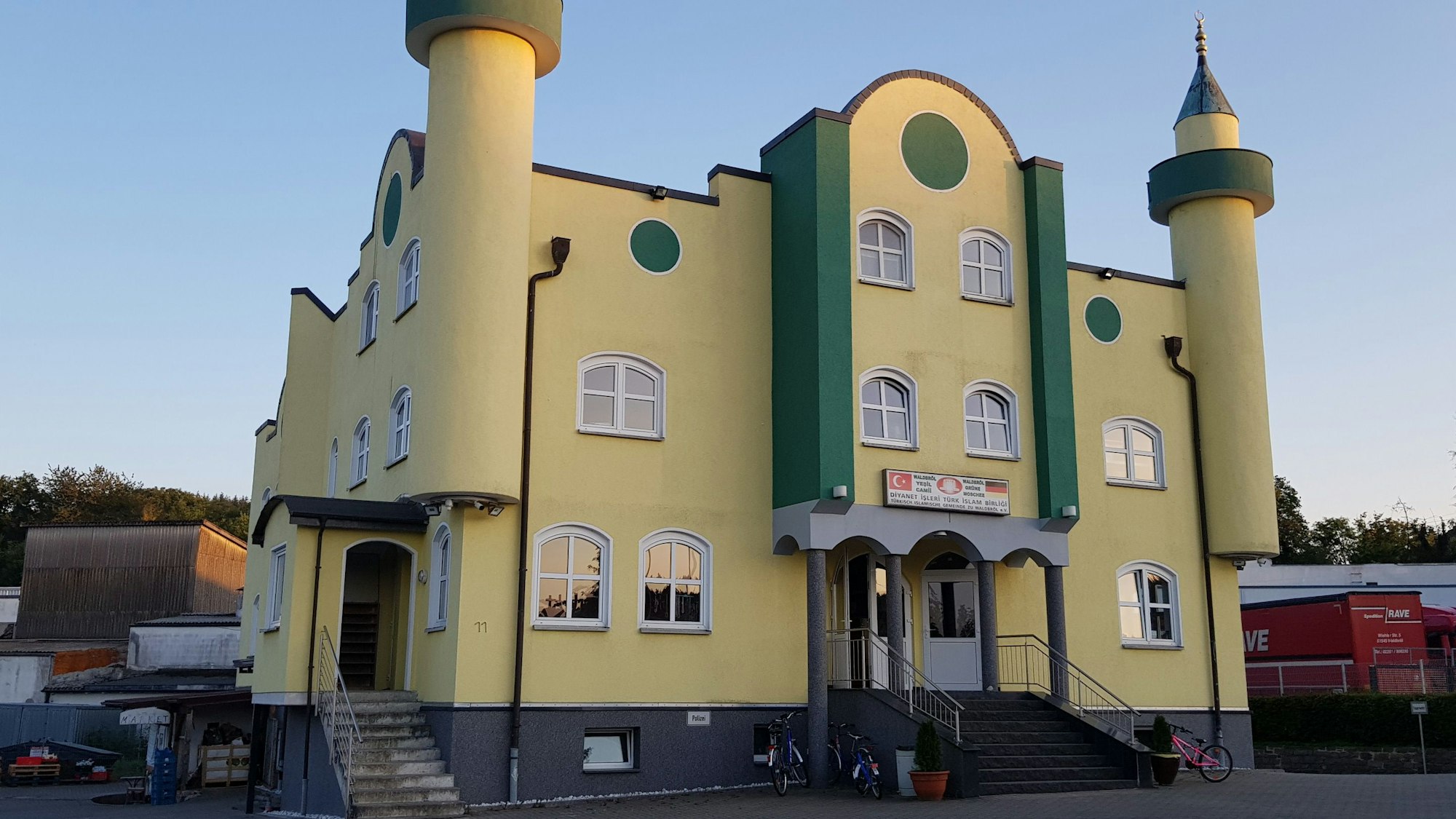 So hat die Moschee (Yesil Cami) an der Wiehler Straße in Waldbröl seit ihrem Bau 2001/2002 bis zu ihrer Sanierung heute ausgesehen.