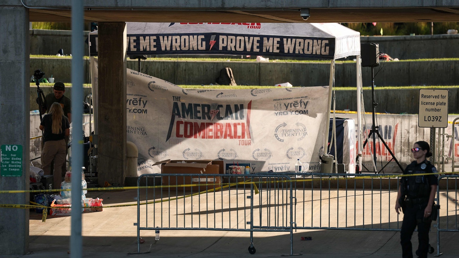 Polizeibeamte in der Nähe des Tatorts, an dem der politische Aktivist Charlie Kirk am 11. September 2025 an der Utah Valley University erschossen wurde.