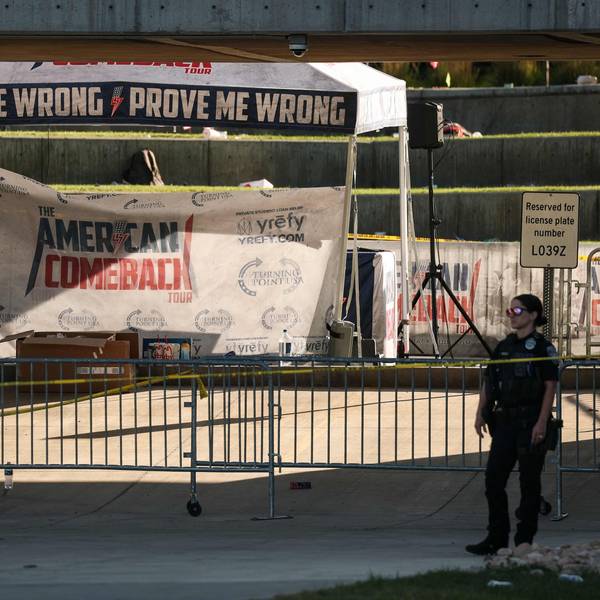Polizeibeamte in der Nähe des Tatorts, an dem der politische Aktivist Charlie Kirk am 11. September 2025 an der Utah Valley University erschossen wurde.
