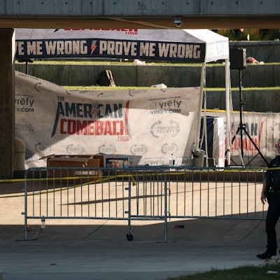 Polizeibeamte in der Nähe des Tatorts, an dem der politische Aktivist Charlie Kirk am 11. September 2025 an der Utah Valley University erschossen wurde.