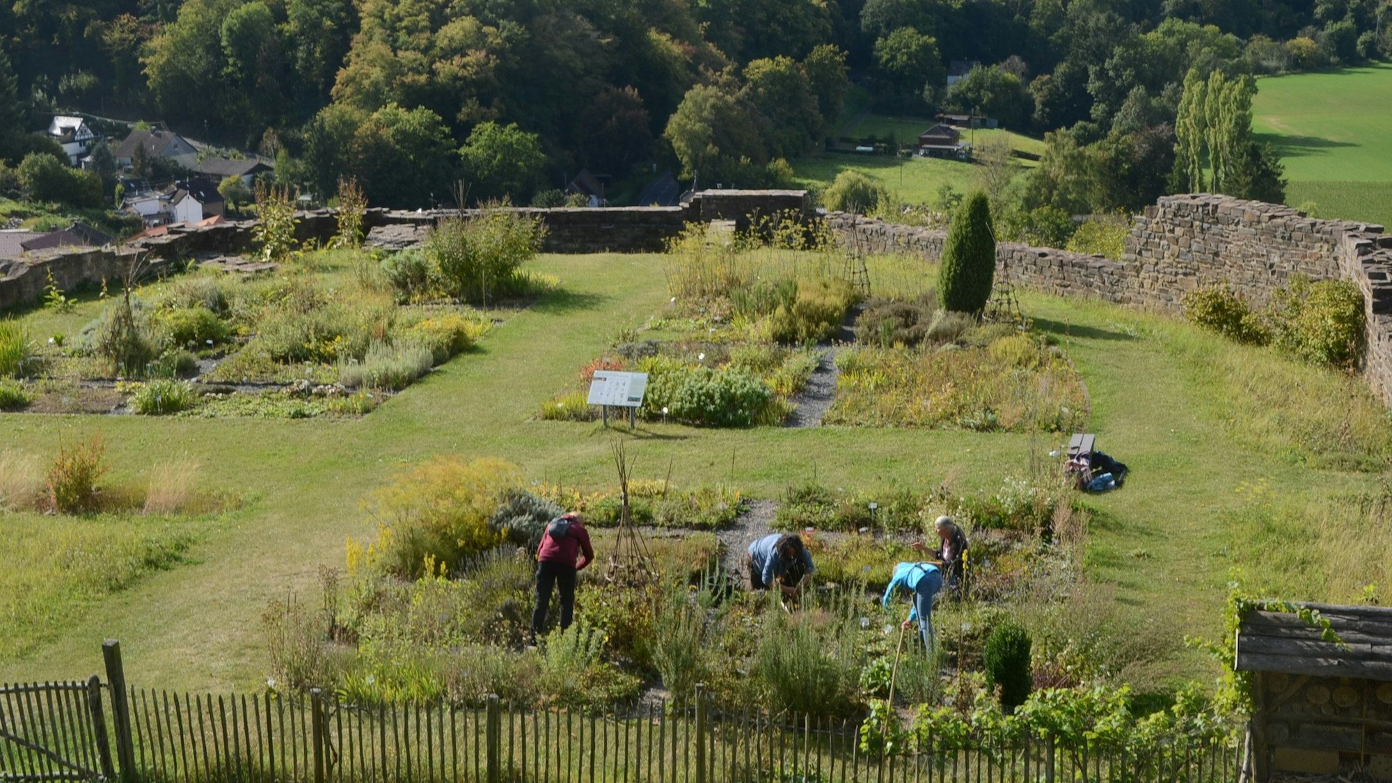 Seit 2006 besteht der Burggarten in Hennef-Stadt Blankenberg. Auf der Bastion der Burg betreuen ehrenamtlich Aktive die Beete.