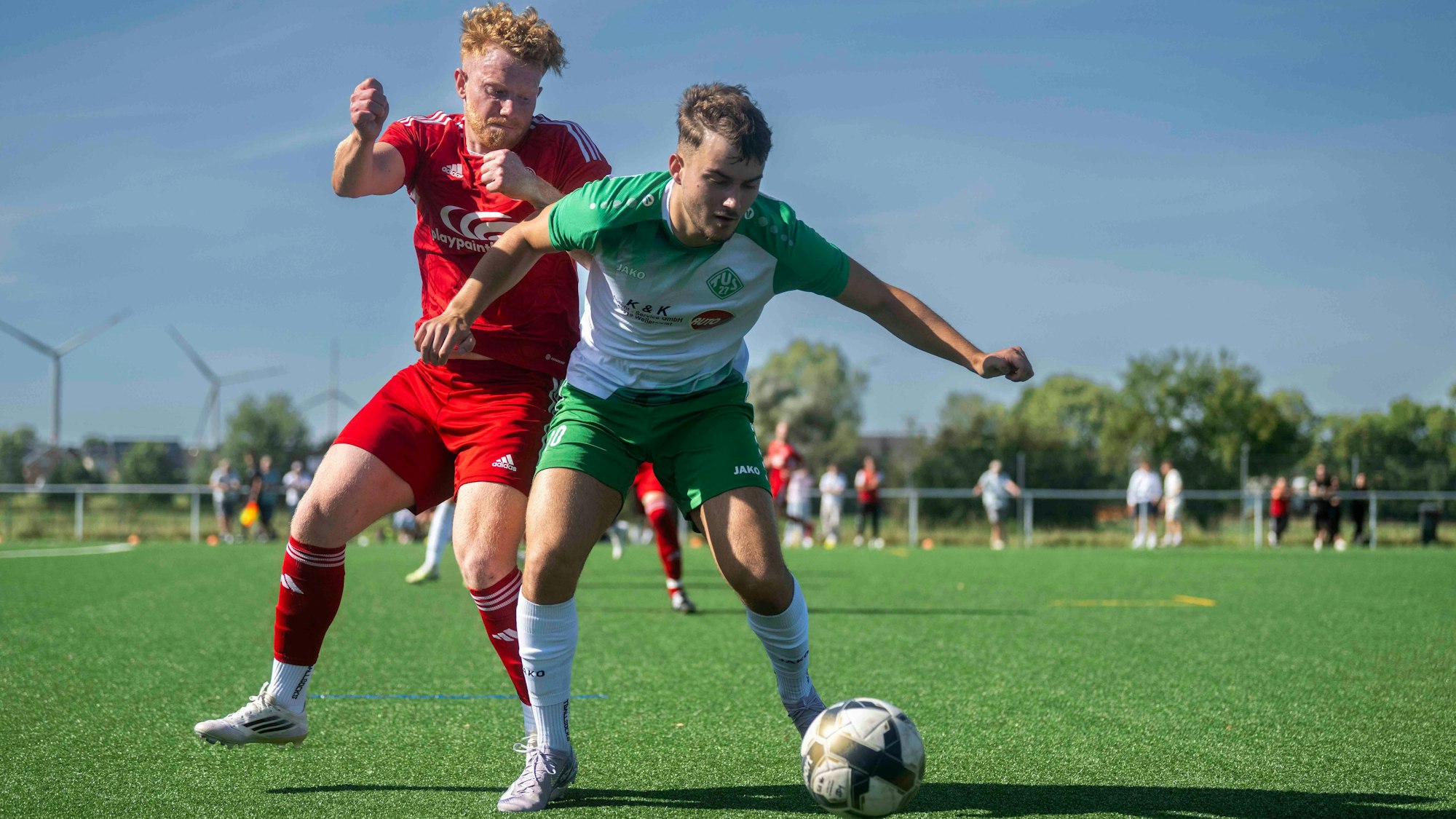 Das Bild zeigt Lukas Bungart im Zweikampf mit seinem Vernicher Gegenspieler Maurice Platz.