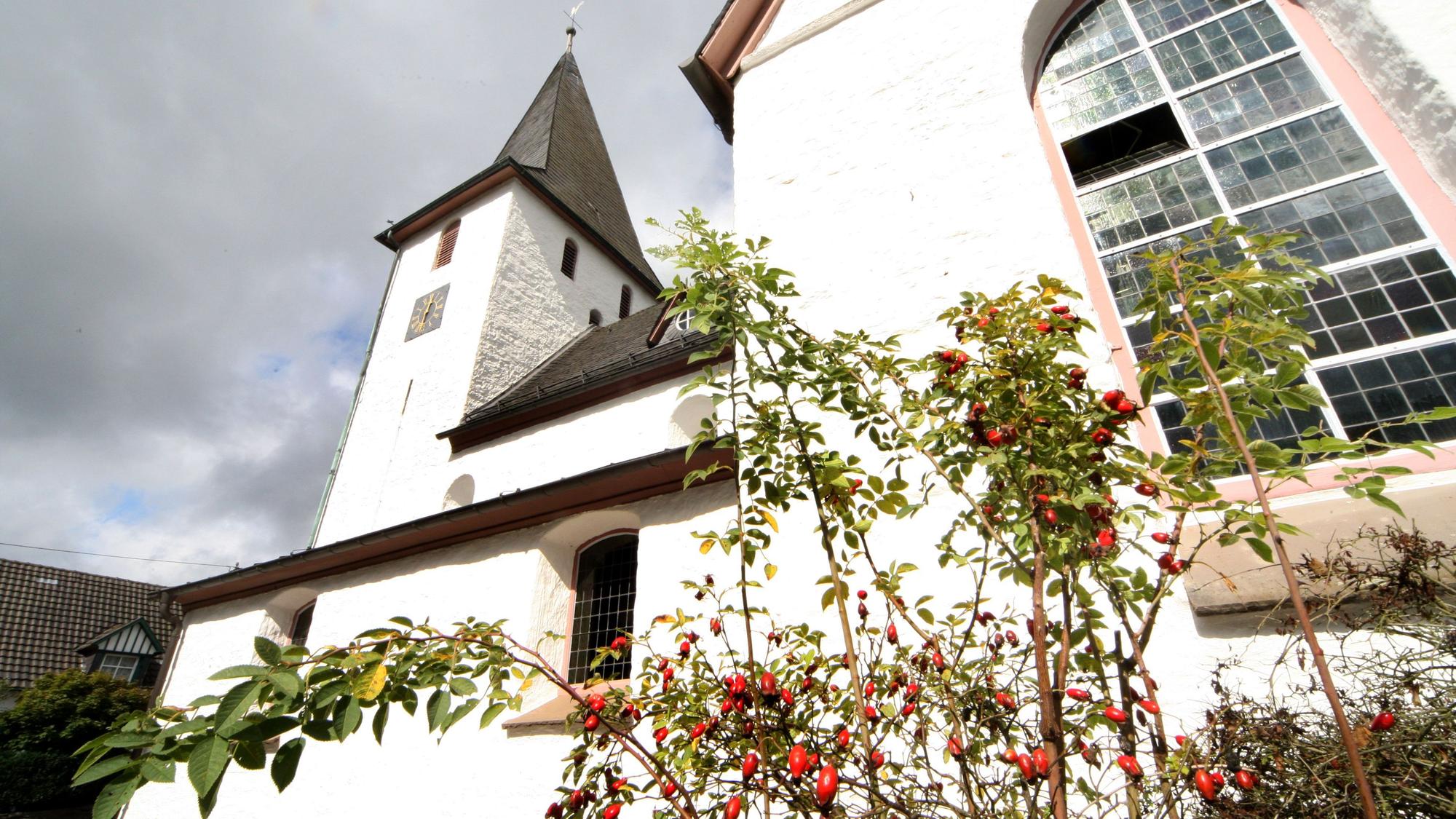 Eine Kirche ragt in den Himmel auf in Lieberhausen.