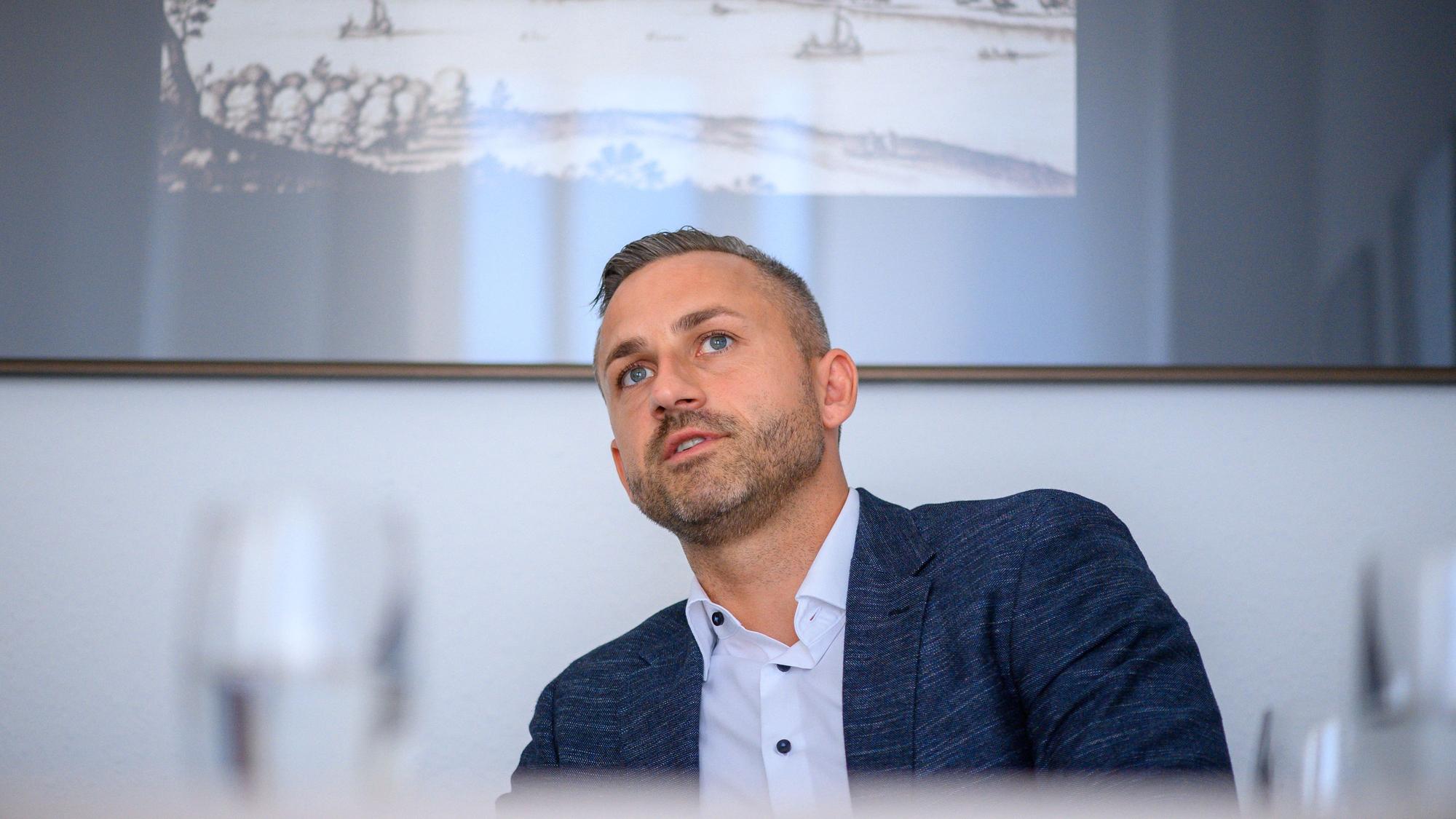 Ulrich Siegmund, Fraktionsvorsitzender der AfD im Landtag von Sachsen-Anhalt, während eines Interviews. (Archivbild)