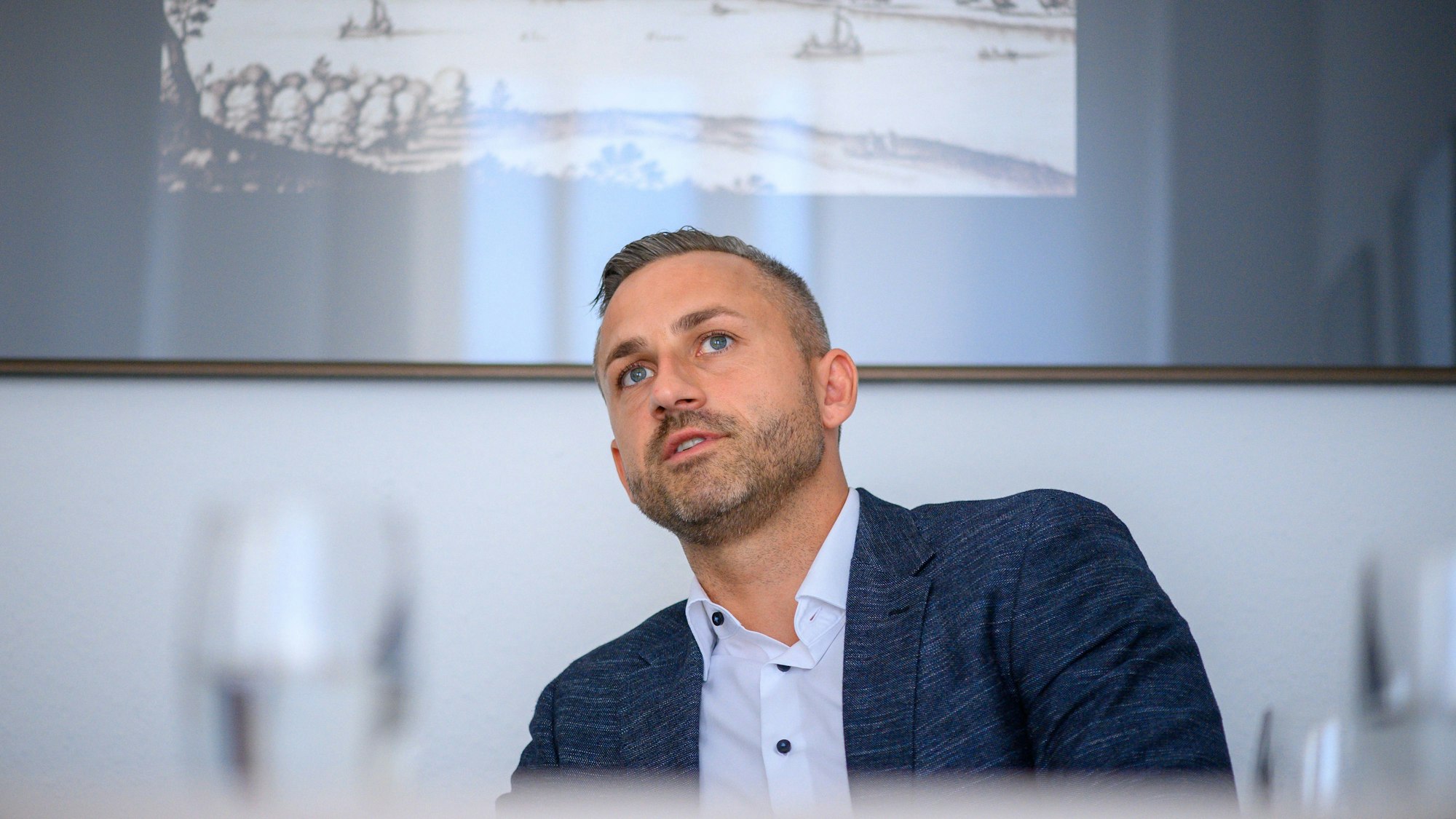 Ulrich Siegmund, Fraktionsvorsitzender der AfD im Landtag von Sachsen-Anhalt, während eines Interviews. (Archivbild)