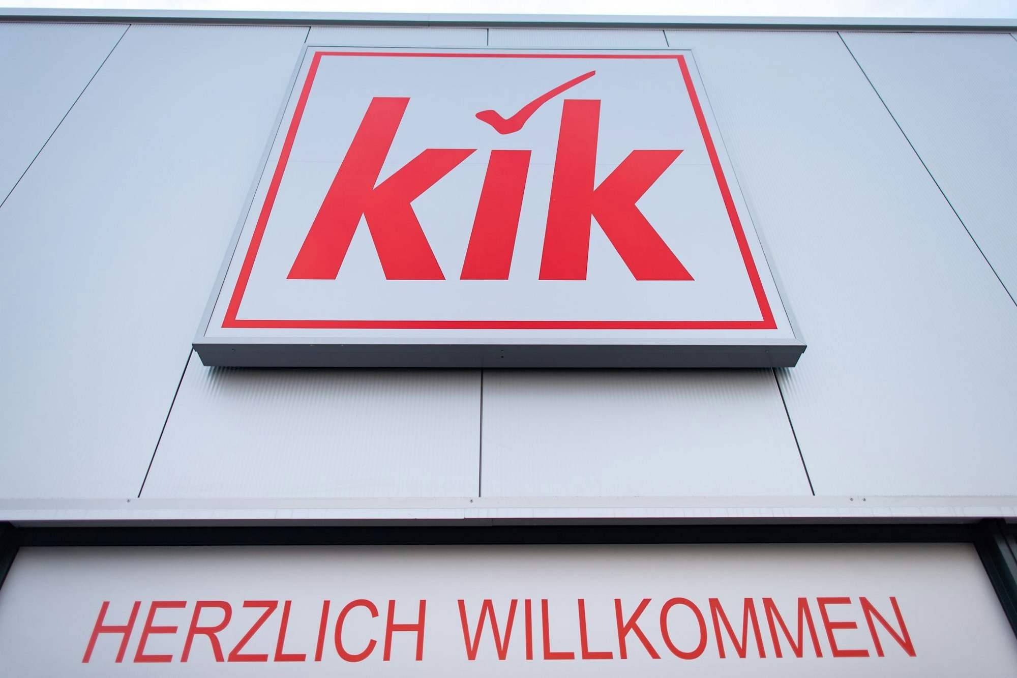 Kik betreibt in 14 Ländern rund 4.200 Filialen. Die meisten arbeiten profitabel, sagt das Unternehmen. Die unrentablen sollen geschlossen werden. (Symbolbild)