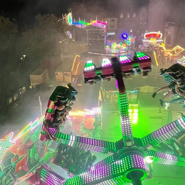 Rasante Fahrgeschäfte gehören zu den Attraktionen auf der Rheinbacher Herbstkirmes.