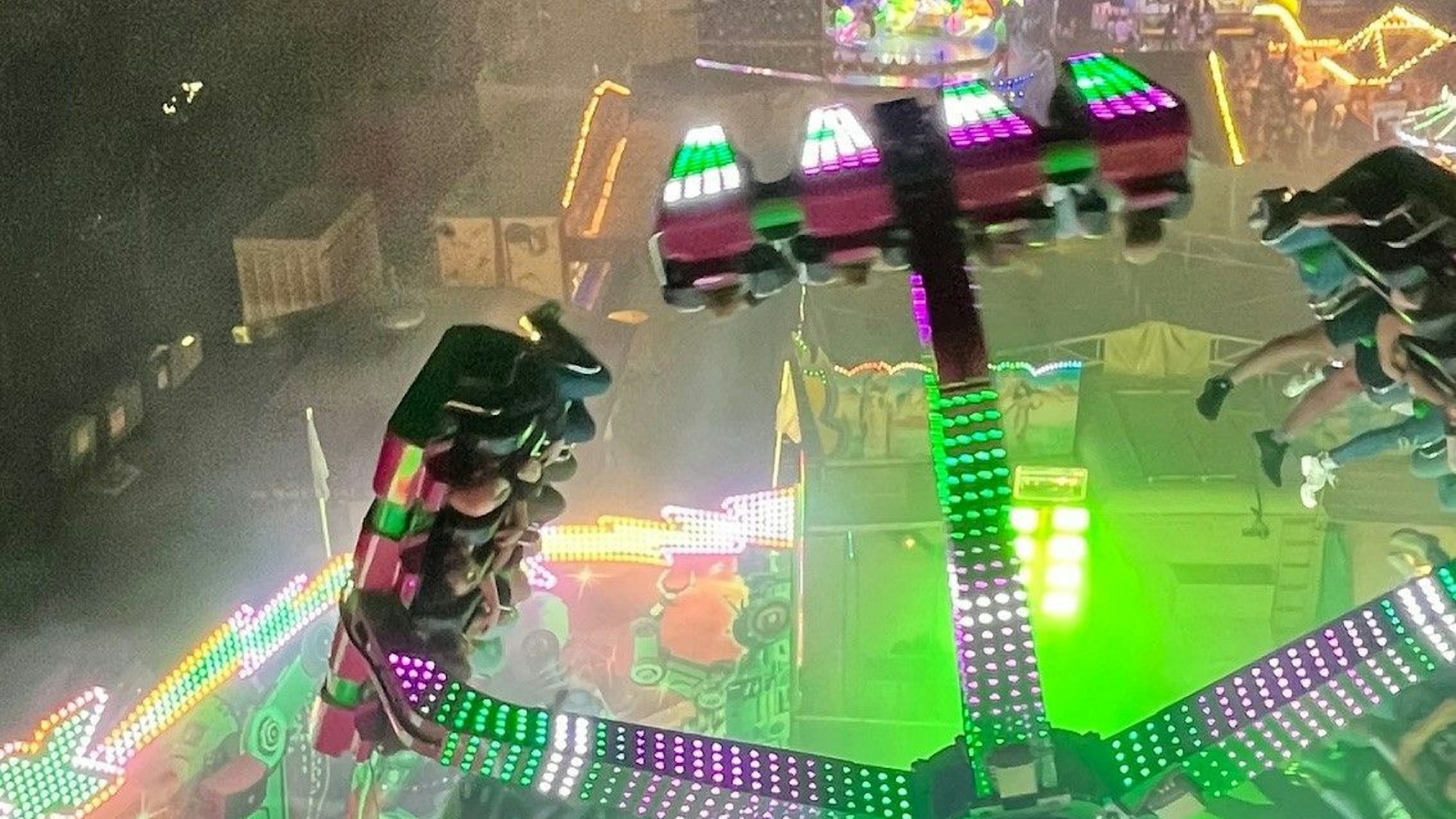 Rasante Fahrgeschäfte gehören zu den Attraktionen auf der Rheinbacher Herbstkirmes.