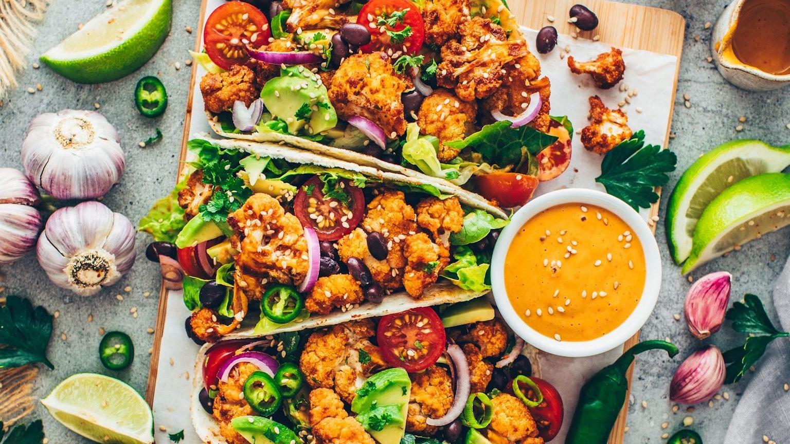 Bunt und lecker: Food-Bloggerin Bianca Zapatka serviert zu ihren Blumenkohl-Tacos auch eine leckere Tahini-Sauce.