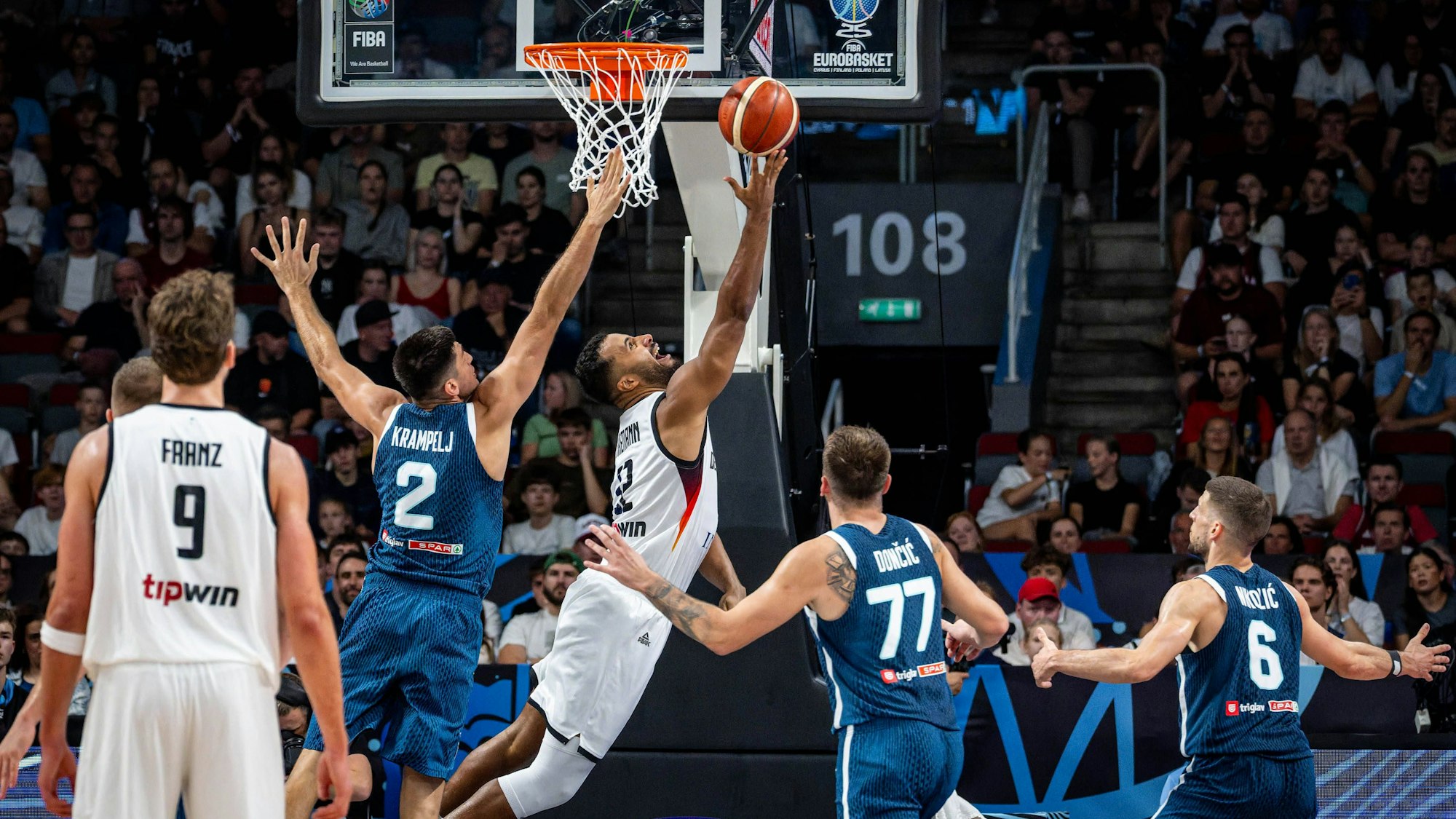 Johannes Thiemann wirft den Ball zum Korb.