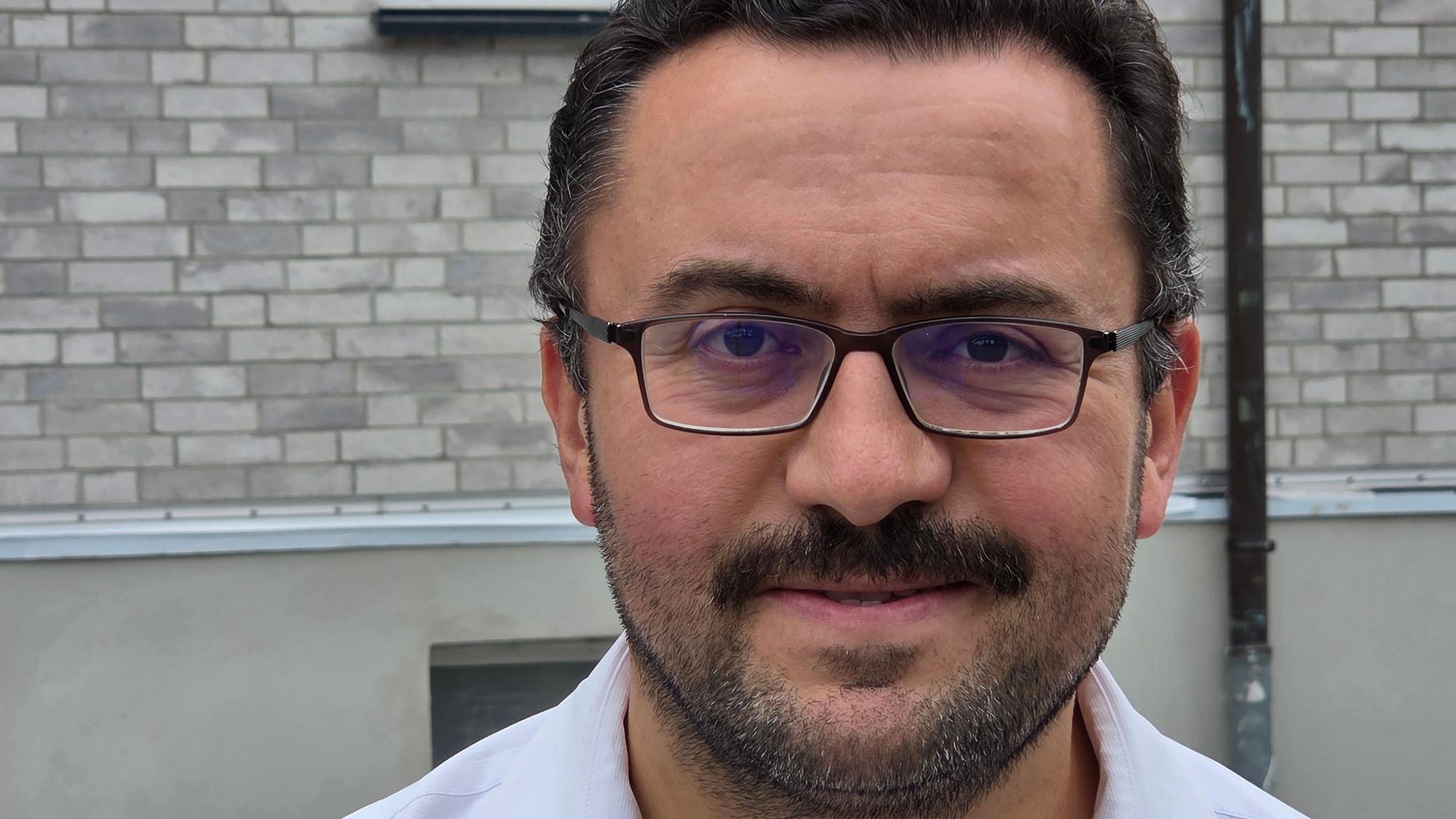 Ali Ecder Kiroglu ist seit 2023 Vorsitzender des Moscheevereins in Waldbröl. Der 43-Jährige ist stolz, was rund um das Gebetshaus an der Wiehler Straße jüngst mit vielen Spenden und ganz viel Ehrenamt bewältigt werden konnte.