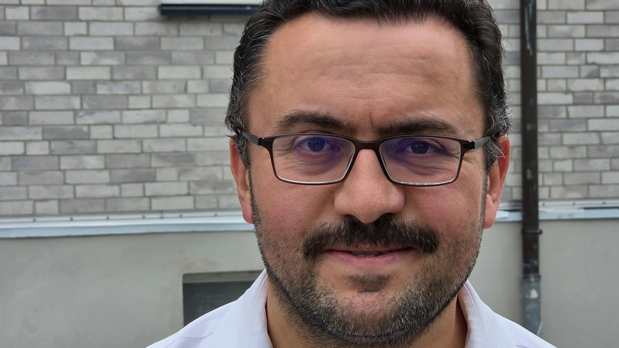 Ali Ecder Kiroglu ist seit 2023 Vorsitzender des Moscheevereins in Waldbröl. Der 43-Jährige ist stolz, was rund um das Gebetshaus an der Wiehler Straße jüngst mit vielen Spenden und ganz viel Ehrenamt bewältigt werden konnte.