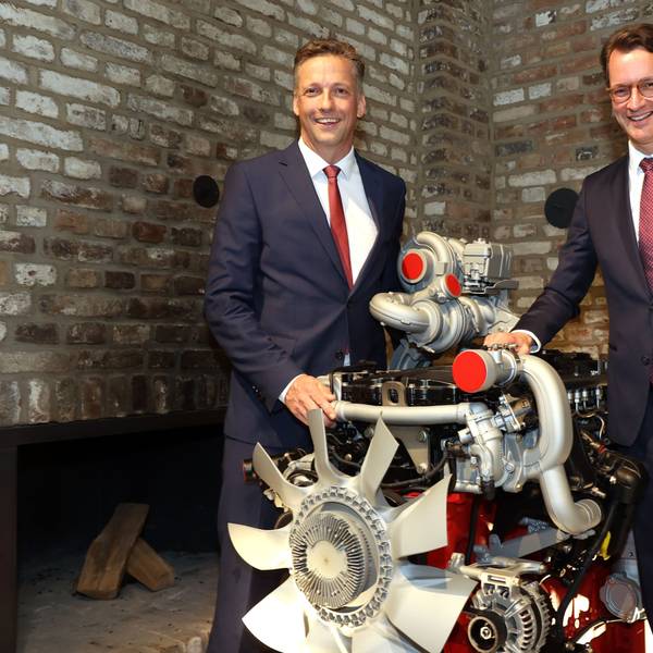 Sebastian C. Schulte (links) will weiter auch auf den Verbrenner setzen und sendet klare Signale in Richtung von Politikern wie NRW Ministerpraesident Hendrik Wüst (rechts).