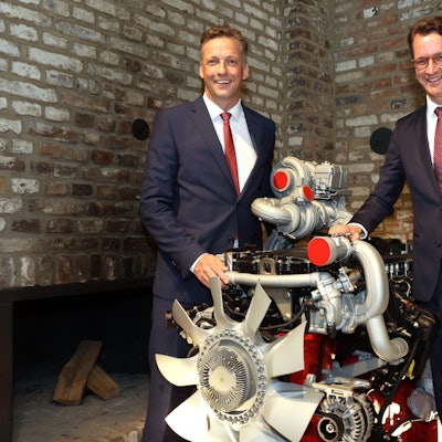 Sebastian C. Schulte (links) will weiter auch auf den Verbrenner setzen und sendet klare Signale in Richtung von Politikern wie NRW Ministerpraesident Hendrik Wüst (rechts).