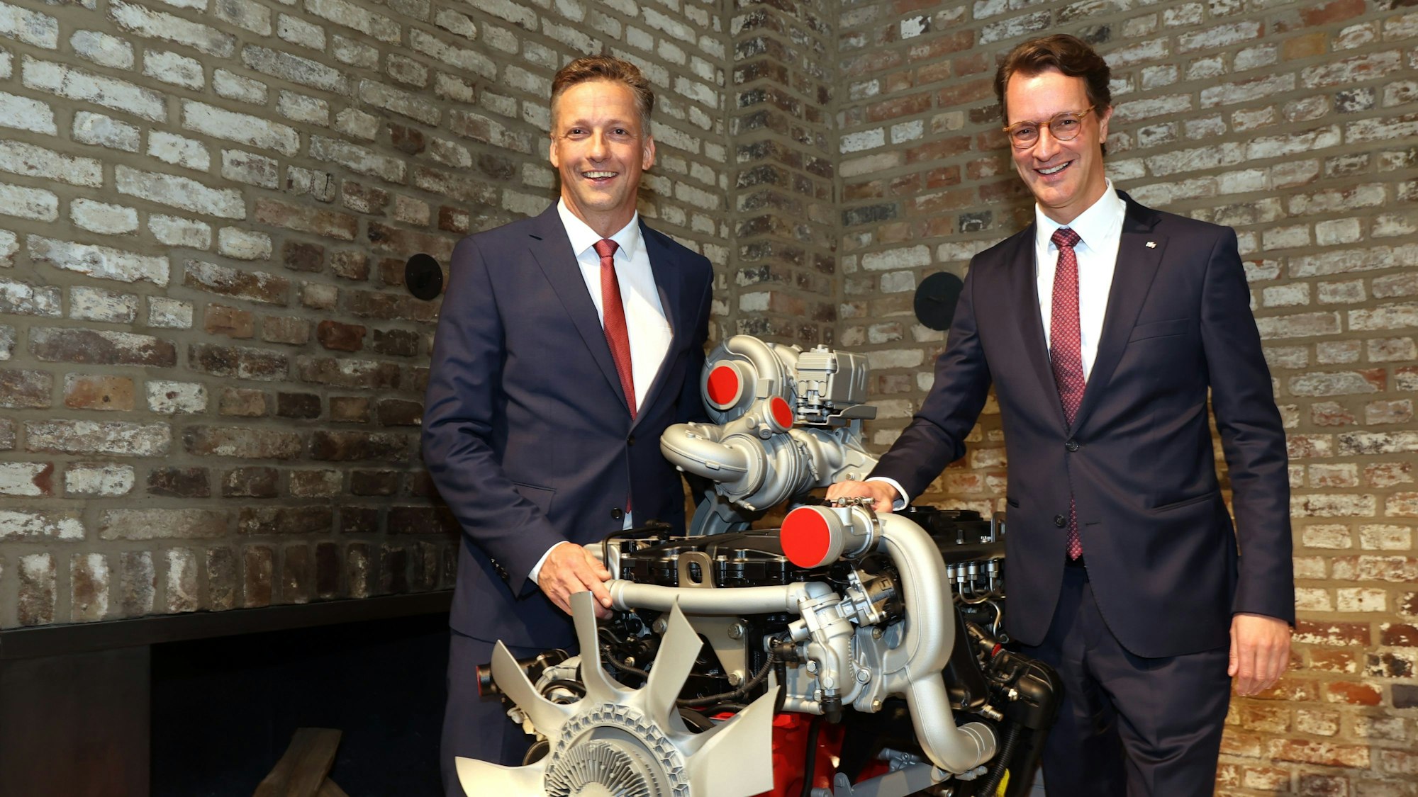 Sebastian C. Schulte (links) will weiter auch auf den Verbrenner setzen und sendet klare Signale in Richtung von Politikern wie NRW Ministerpraesident Hendrik Wüst (rechts).