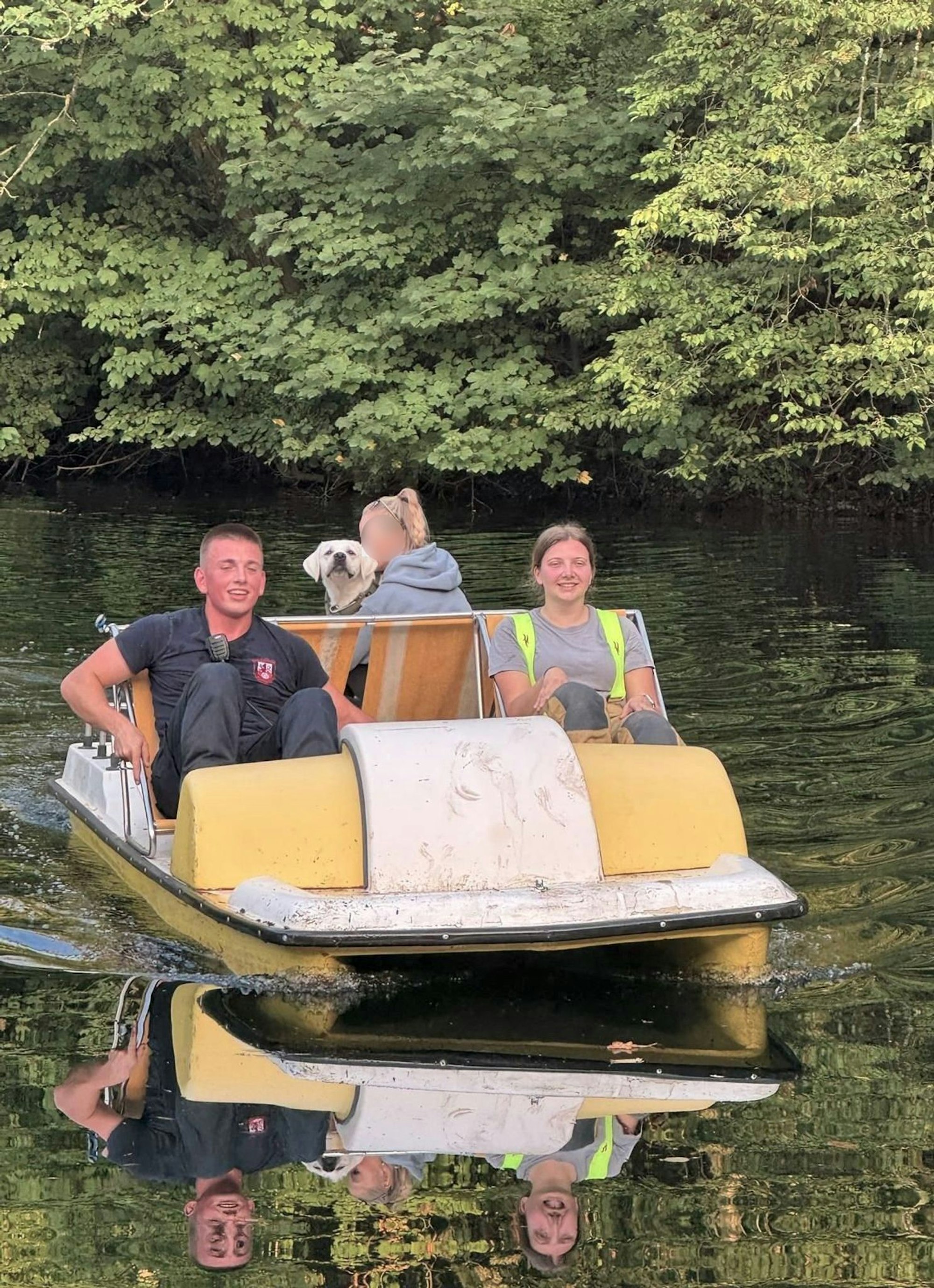 Ein zufällig anwesender Bootsverleiher stellte der Feuerwehr ein Tretboot zur Verfügung.