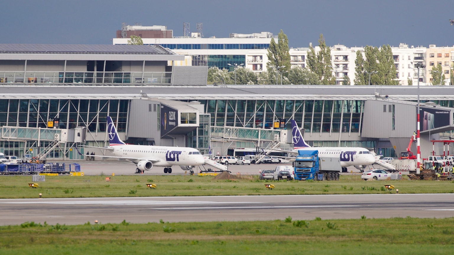 Flugzeuge der polnischen Fluggesellschaft LOT sind am Chopin-Flughafen Warschau geparkt. (Symbolbild)