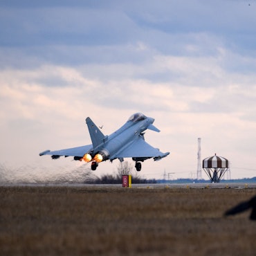Ein deutscher Eurofighter beim Start. Die Zahl der eingesetzten deutschen Kampfjets über Polen wird von zwei auf vier verdoppelt, teilt das Verteidigungsministerium mit. (Archivbild)