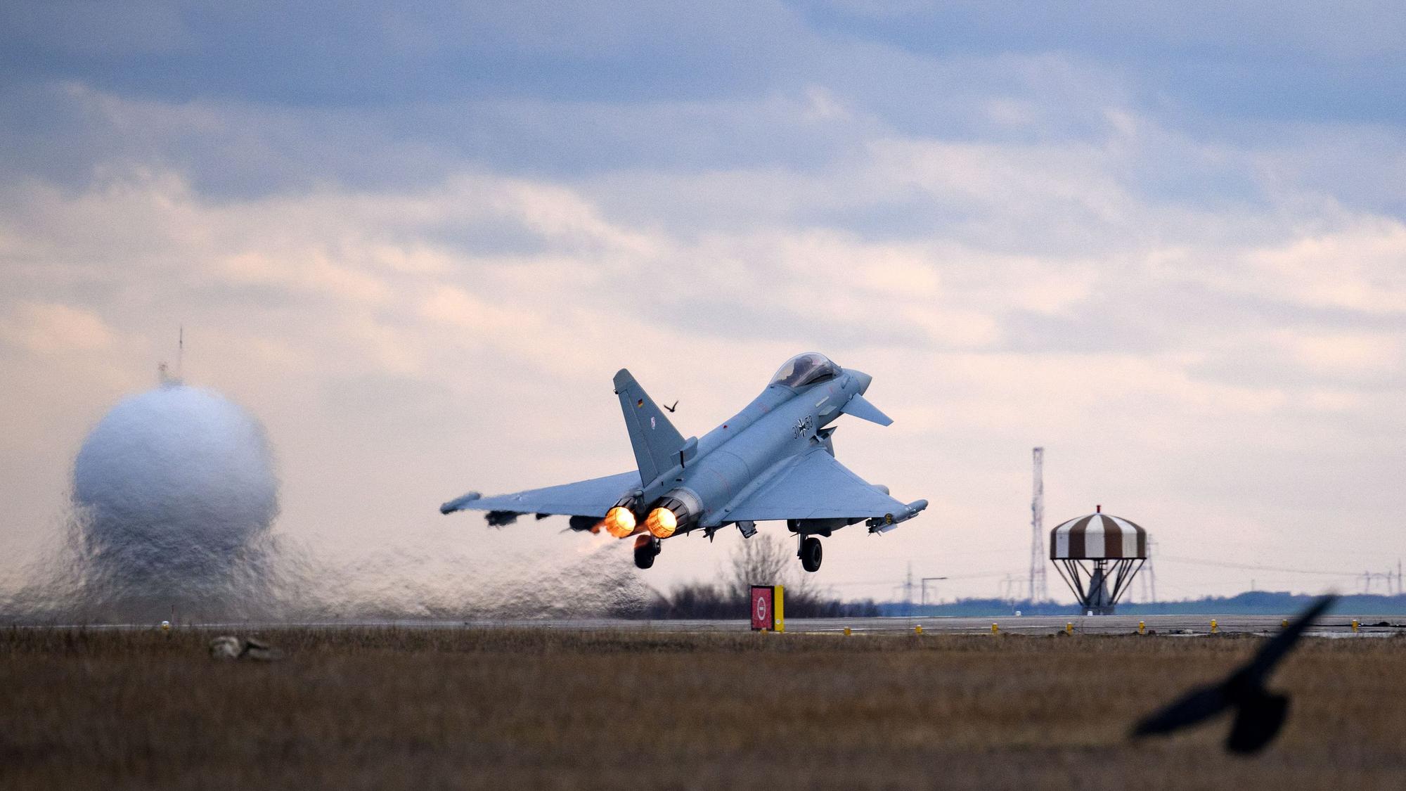 Ein deutscher Eurofighter beim Start. Die Zahl der eingesetzten deutschen Kampfjets über Polen wird von zwei auf vier verdoppelt, teilt das Verteidigungsministerium mit. (Archivbild)