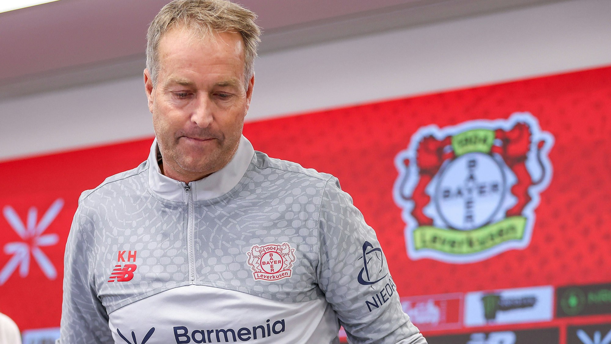 Bayer 04 Leverkusen mit Cheftrainer Kasper Hjulmand vor dem Bundesliga Spiel gegen Eintracht Frankfurt