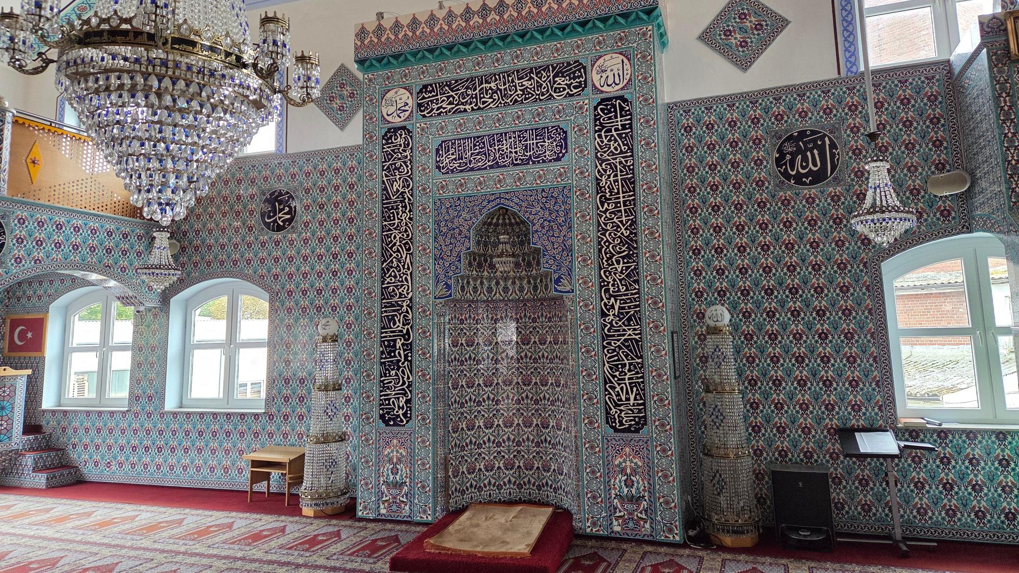 Imposant und kunstvoll verziert ist der gut 450 Quadratmeter große Gebetsraum im Inneren der Waldbröler Moschee.