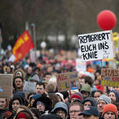 Nach Enthüllungen des Recherche-Netzwerks „Correctiv“ zu einem Geheimtreffen von Vertretern der AfD mit Rechtsextremen protestieren Anfang 2024 wochenlang tausende Menschen in Deutschland gegen Rechtsextremismus. (Archivbild)