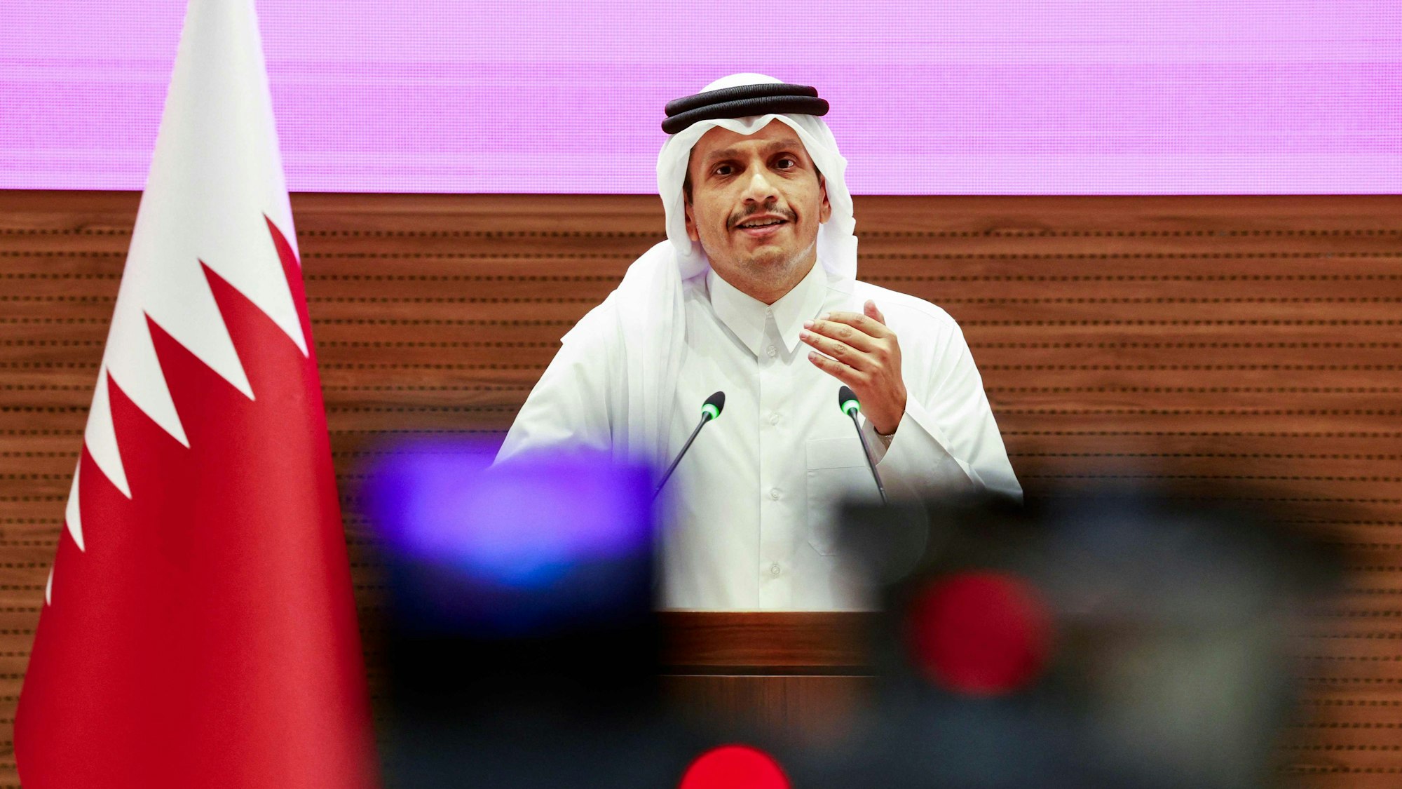 Der katarische Ministerpräsident spricht vor Kameras.