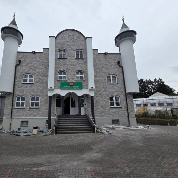 Nach der Renovierung der Fassade vom Sockel bis zum Dach ist aus der „Grünen Moschee“ („Yesil Cami“) in Waldbröl eine fast graue Moschee geworden. Bald möchte die muslimische Gemeinde die Einweihung nach der Instandsetzung feiern.