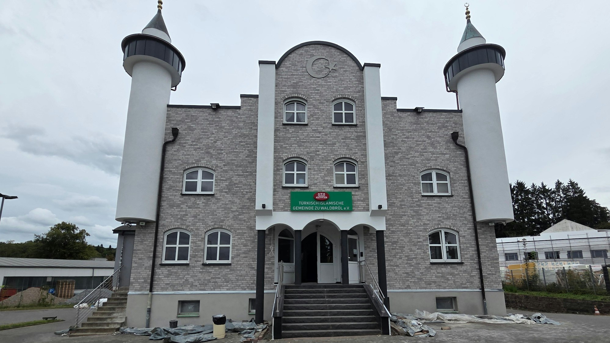 Nach der Renovierung der Fassade vom Sockel bis zum Dach ist aus der „Grünen Moschee“ („Yesil Cami“) in Waldbröl eine fast graue Moschee geworden. Bald möchte die muslimische Gemeinde die Einweihung nach der Instandsetzung feiern.