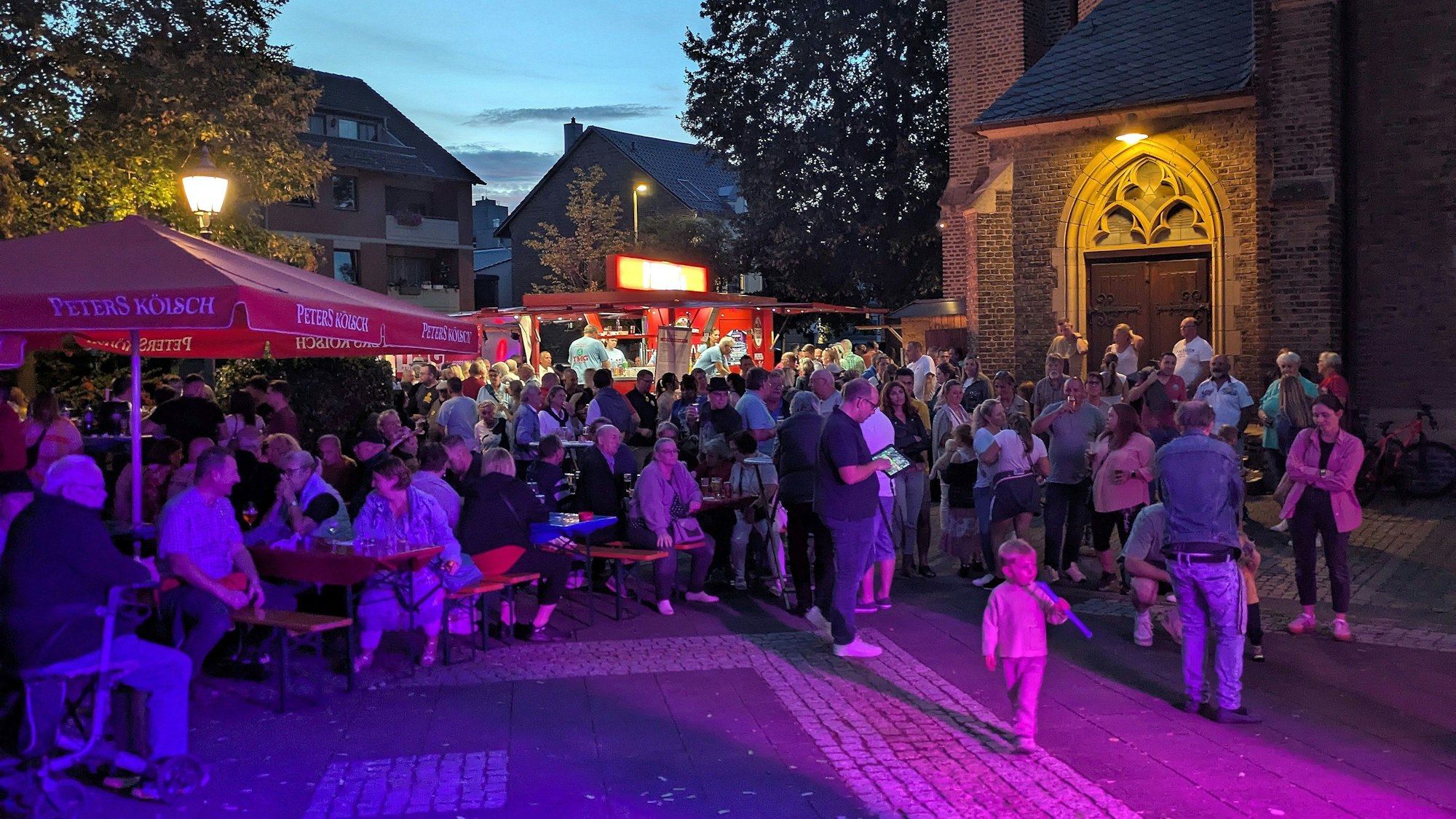 Der Kirmesplatz war rappelvoll.